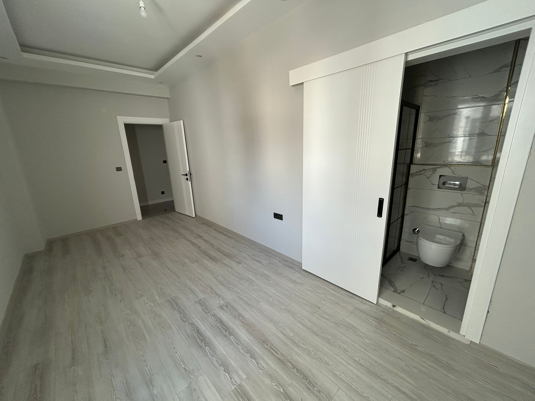 KADIKÖY’DE ÖZEL KÖRFEZ HASTANESİ YANI SATILIK 3+1 ARAKAT DAİRE