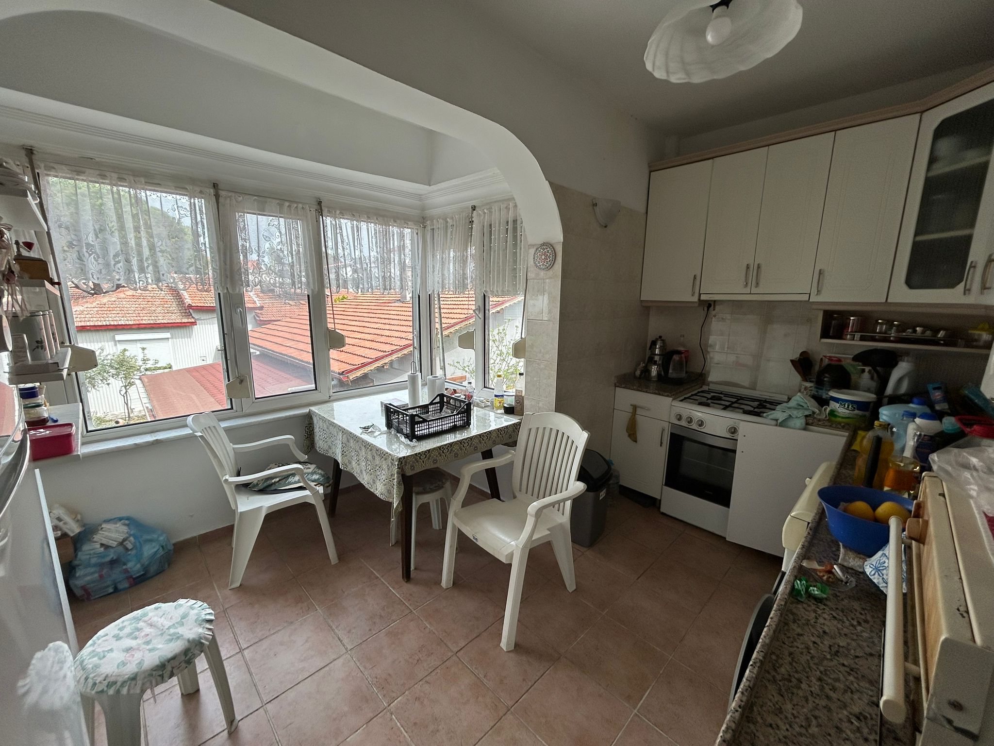 AKÇAY’IN KALBİNDE, DENİZE 100 METRE MESAFEDE 2+1 EŞYALI KİRALIK DAİRE!