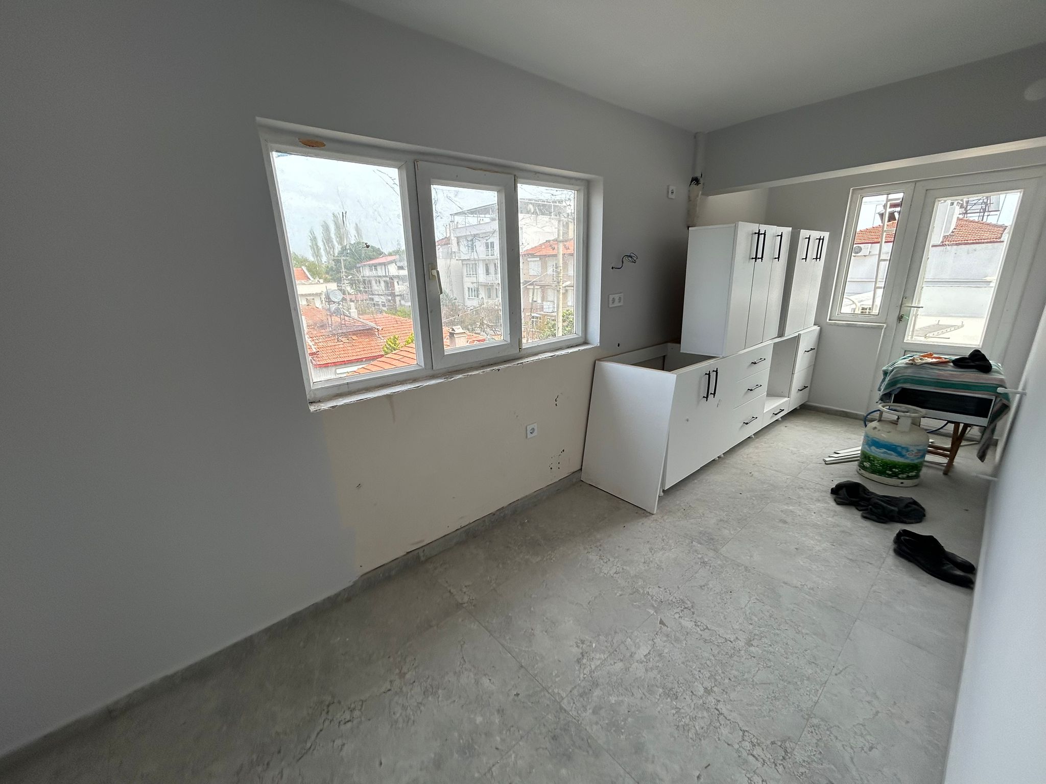 AKÇAY’DA DENİZE 100M – SIFIR YENİLENMİŞ 2+1 TERASLI KİRALIK DAİRE