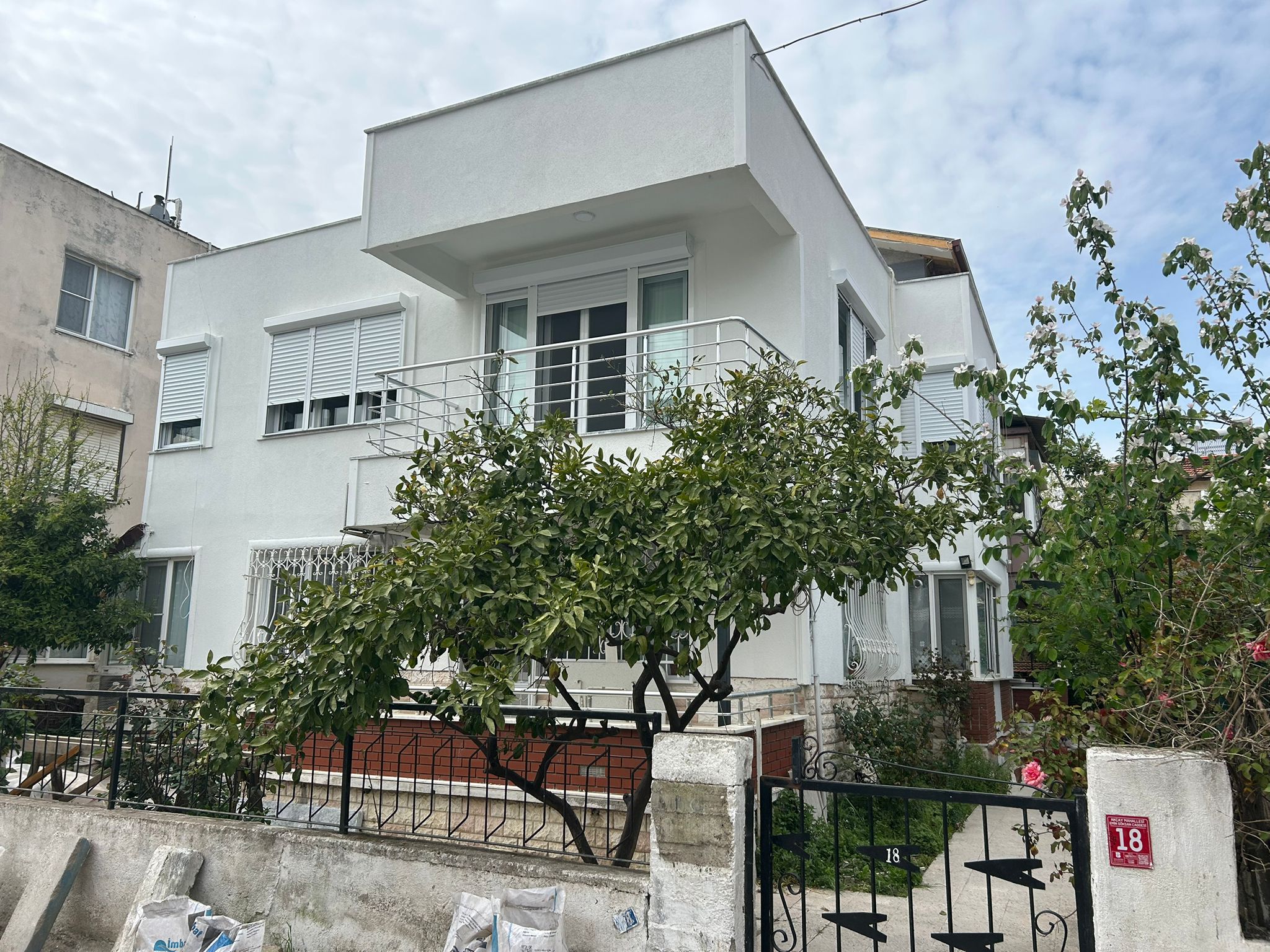 AKÇAY’DA DENİZE 100M – SIFIR YENİLENMİŞ 2+1 TERASLI KİRALIK DAİRE