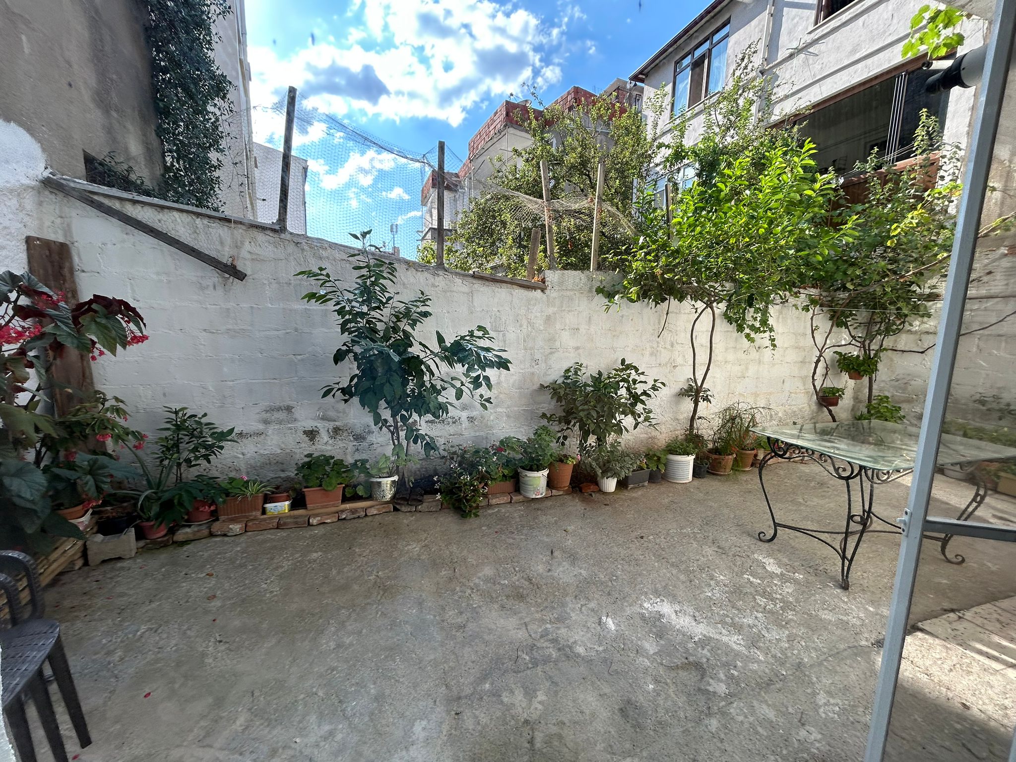 GAZİİLYAS MAHALLESİNDE EŞYALI BAHÇELİ KİRALIK 2+1 DAİRE