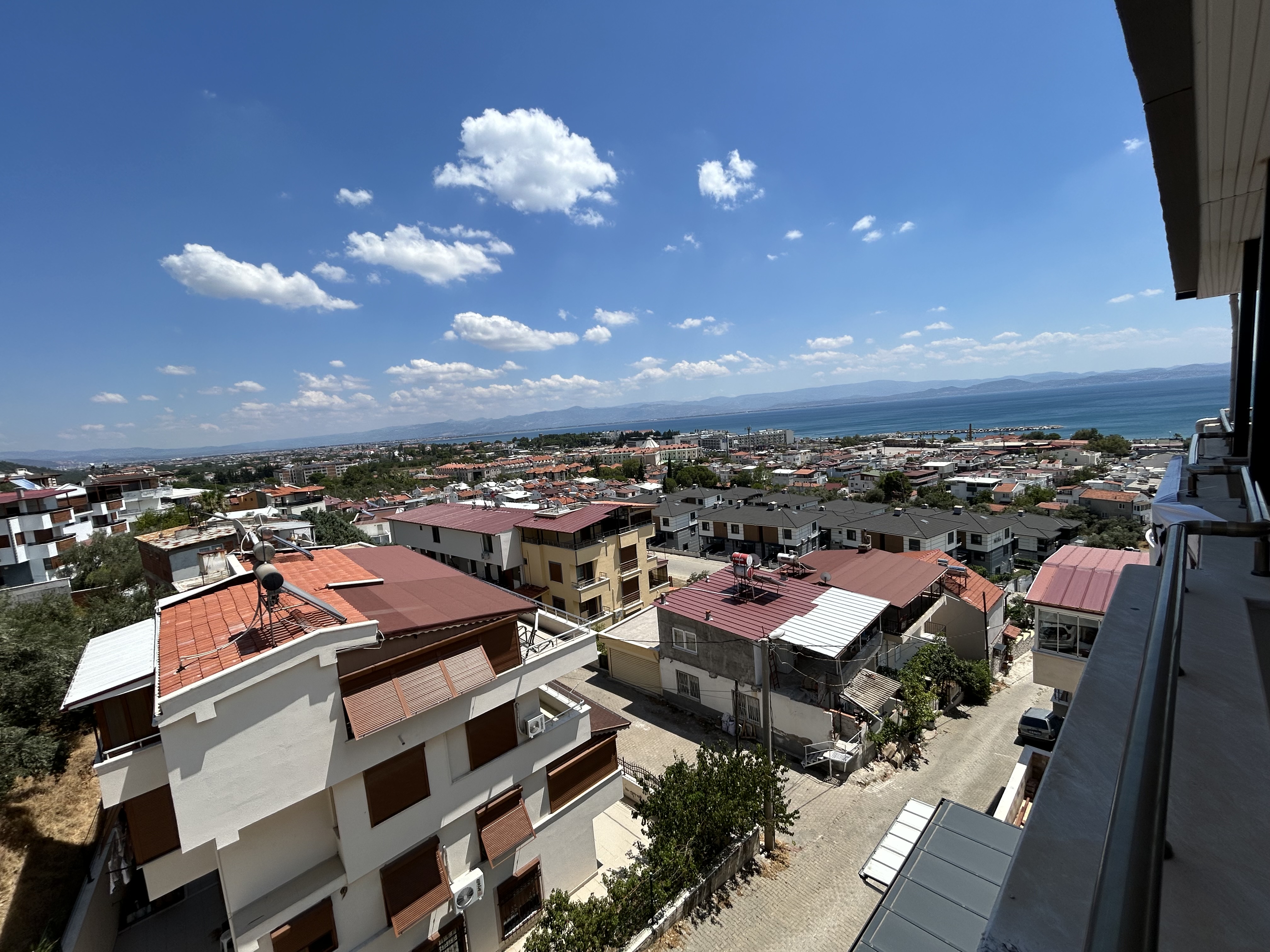 BALIKESİR EDREMİT GÜRE’DE KOMPLE SATILIK SIFIR APARTMAN – DENİZE 250M, EŞSİZ MANZARA!