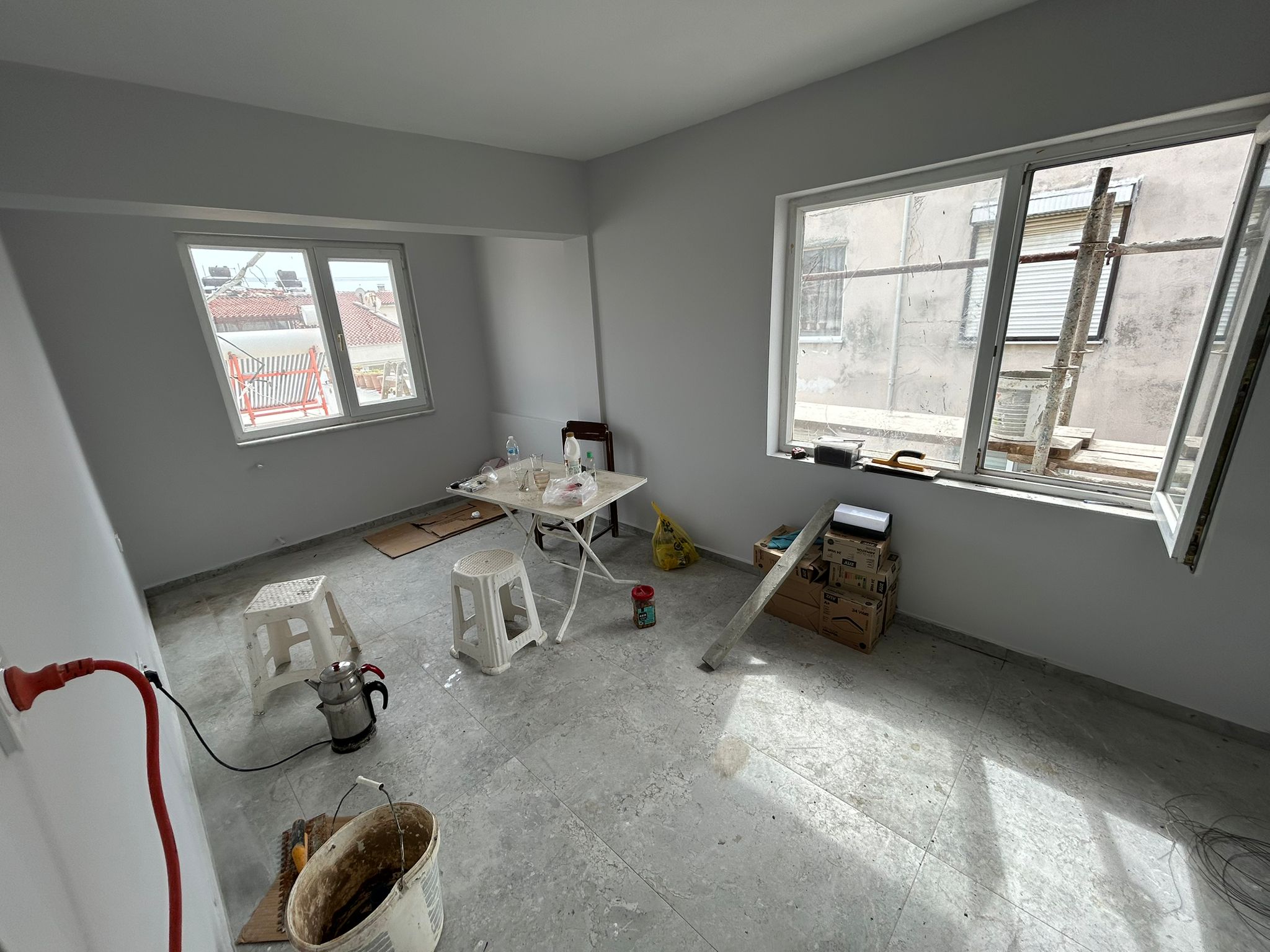 AKÇAY’DA DENİZE 100M – SIFIR YENİLENMİŞ 2+1 TERASLI KİRALIK DAİRE