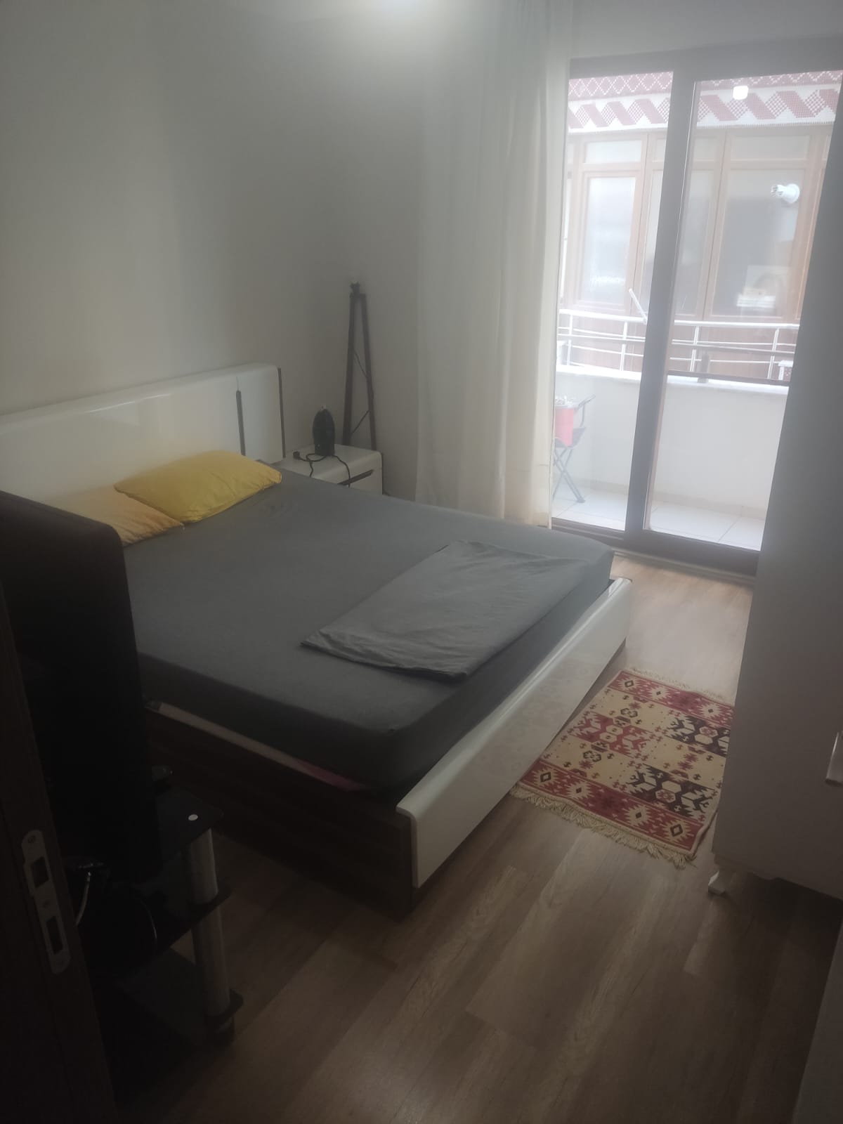 AKÇAY ALTINKUM'DA DENİZE 300 METRE EŞYALI 2+1 KİRALIK DAİRE (GÜNLÜK KİRALIK )