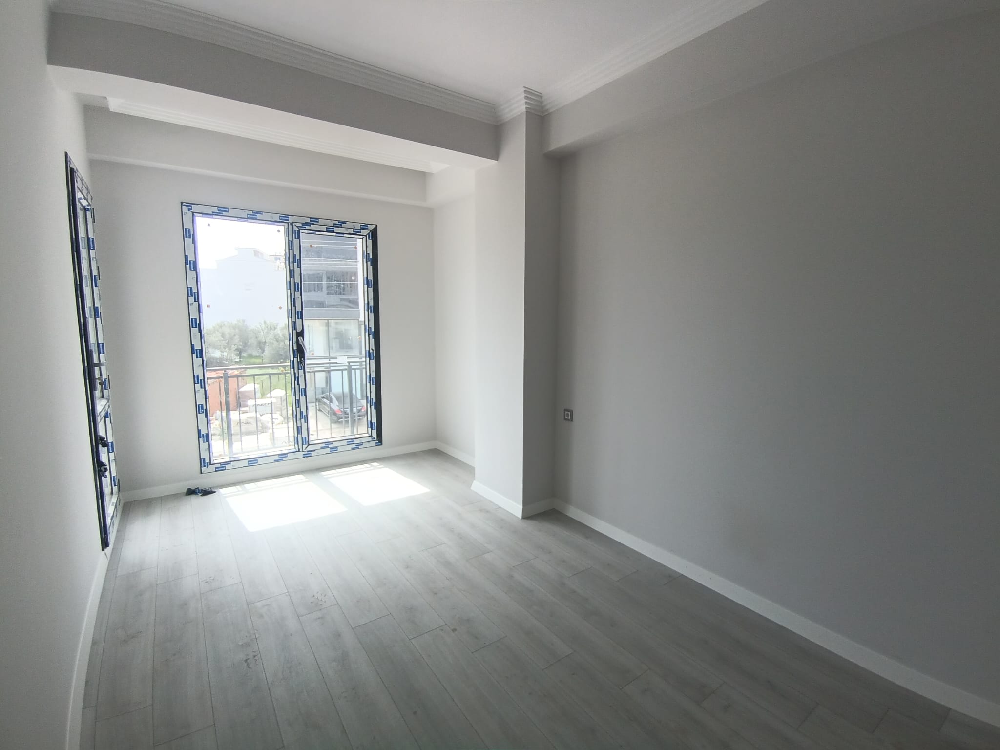 EDREMİT KADIKÖY MAHALLESİNDE SATILIK SIFIR 1+1 DAİRE – GENİŞ BALKONLU, ASANSÖRLÜ, OTOPARKLI