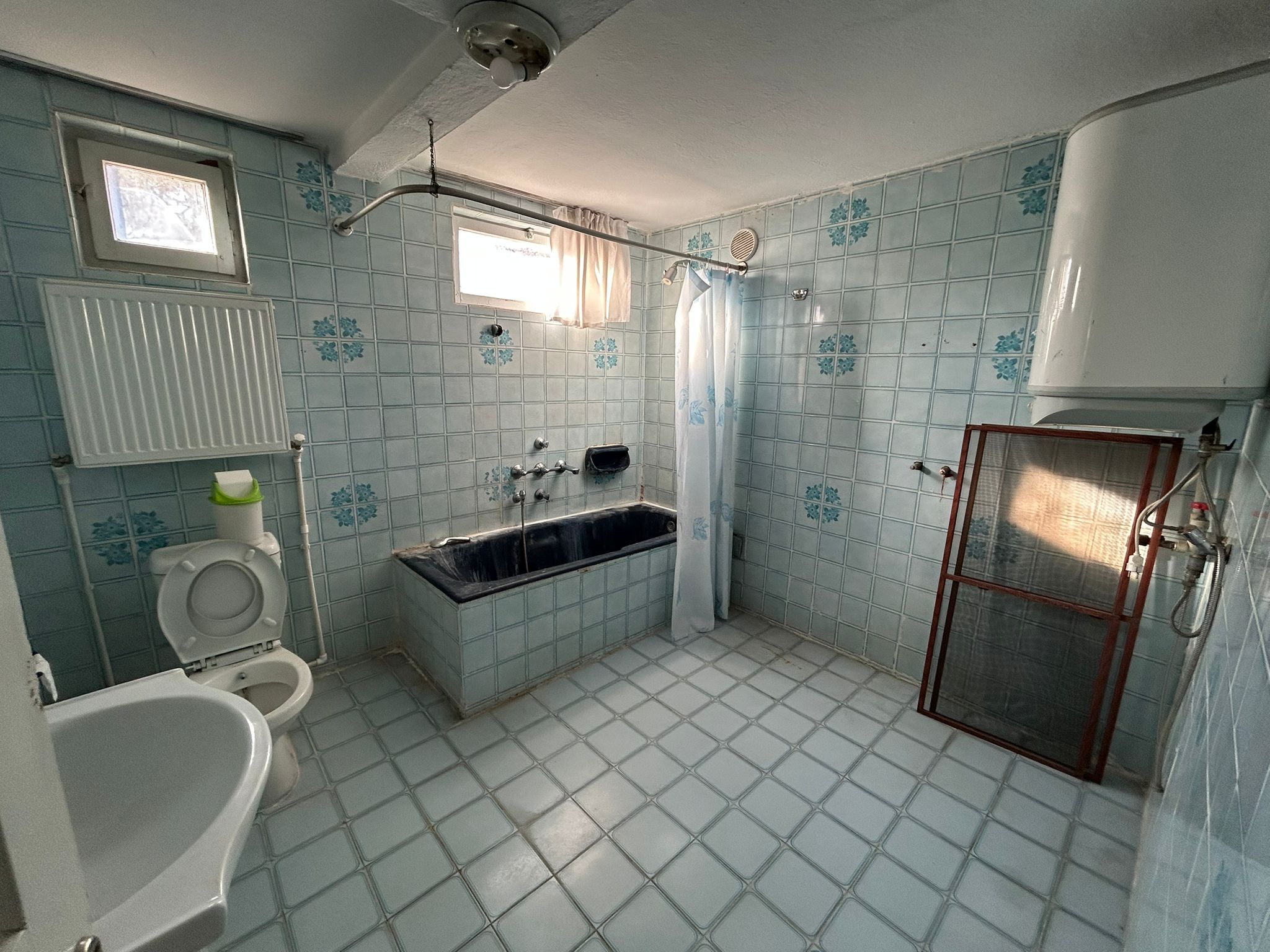 EDREMİT ESKİ BAYRAM YERİ YAKININDA MÜSTAKİL – EŞYALI – 3+1 – KİRALIK EV