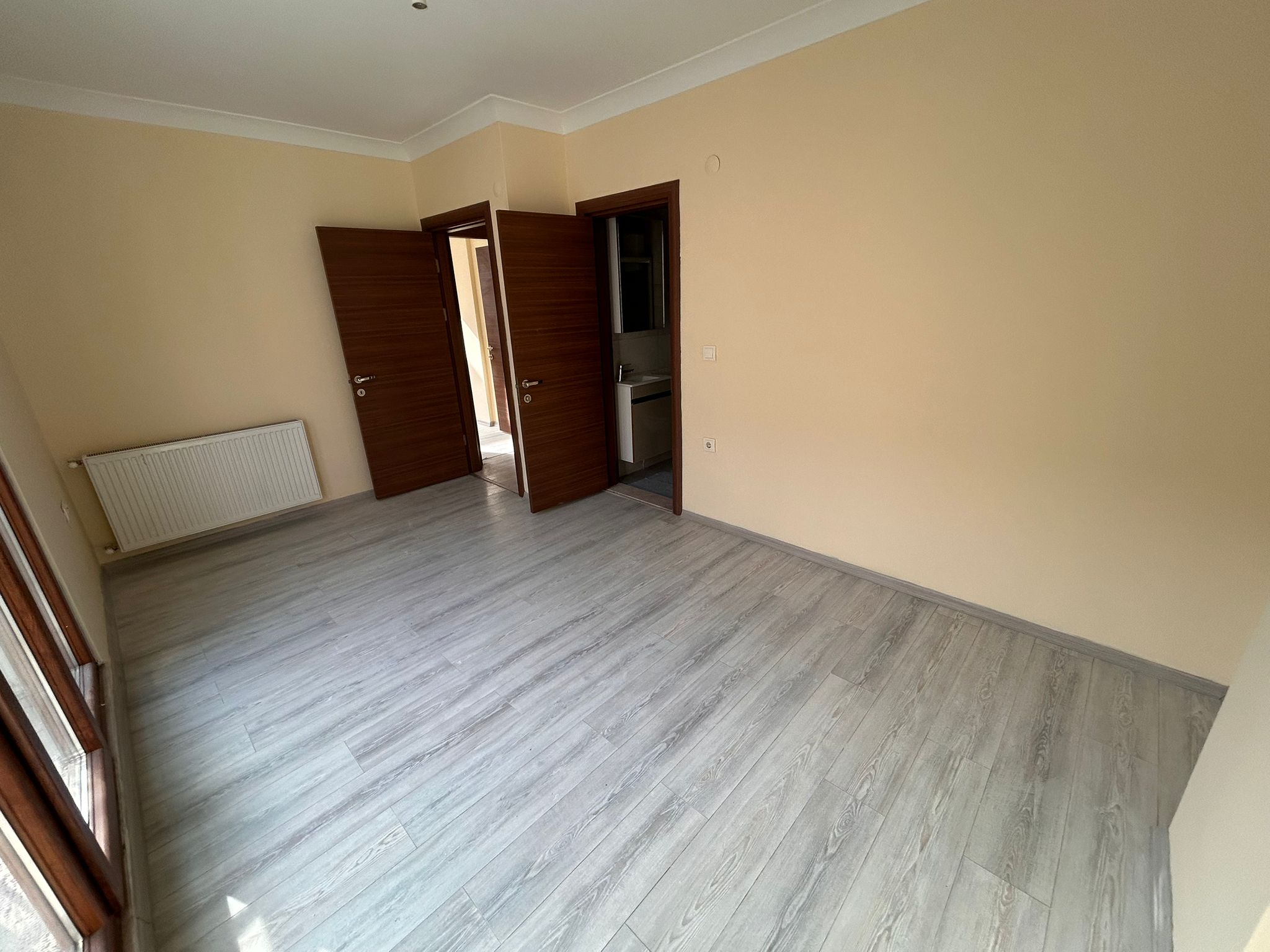 AKÇAY İKİZÇAY MAHALLESİNDE SATILIK ARA KAT 3+1 LÜKS DAİRE (EİDS NO. 1001423)