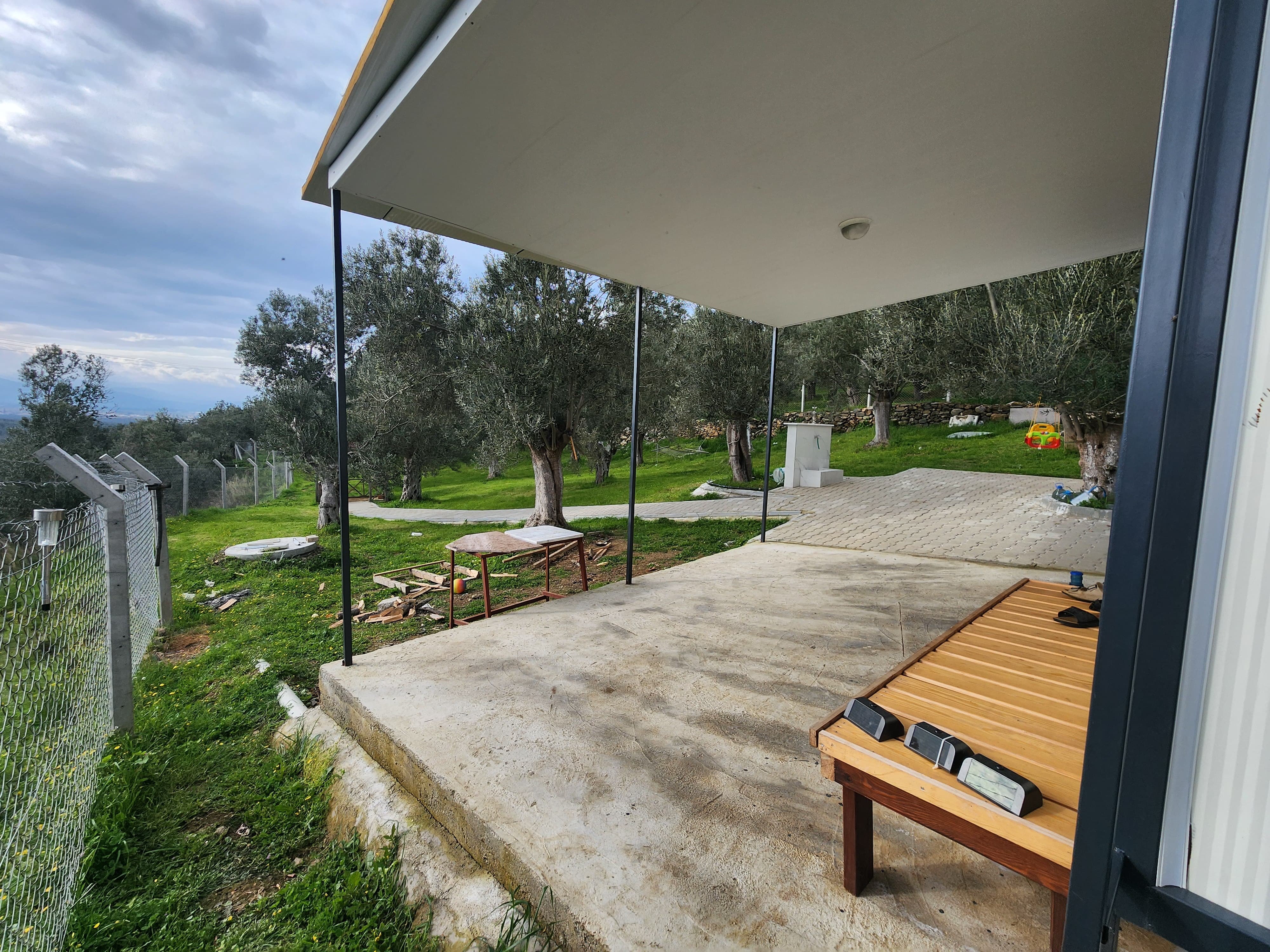 ZEYTİNLİ DE İÇİNDE EVİ OLAN SUYU VE ELEKTRİĞİ BULUNAN SATILIK ZEYTİNLİK