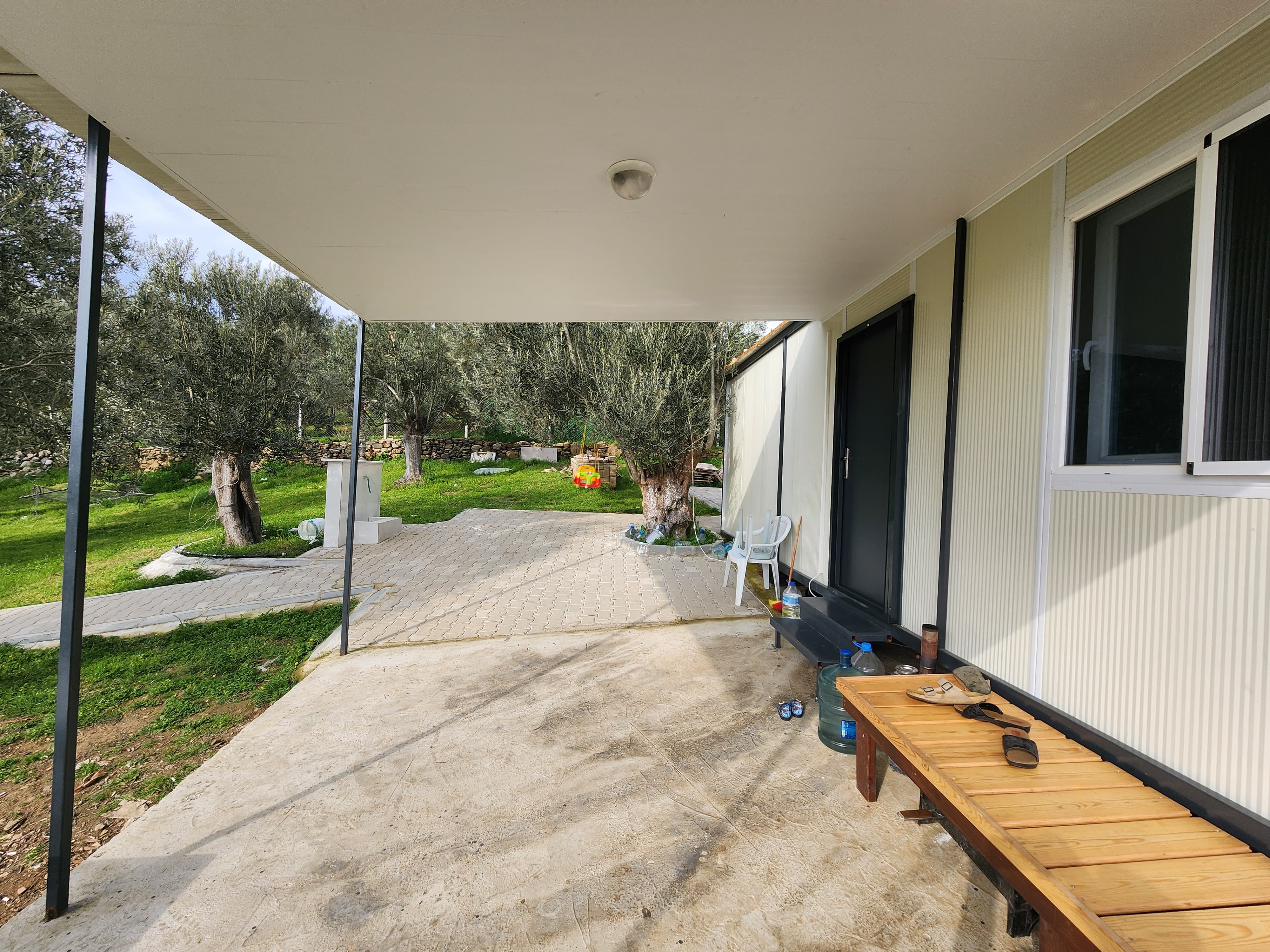 ZEYTİNLİ DE İÇİNDE EVİ OLAN SUYU VE ELEKTRİĞİ BULUNAN SATILIK ZEYTİNLİK