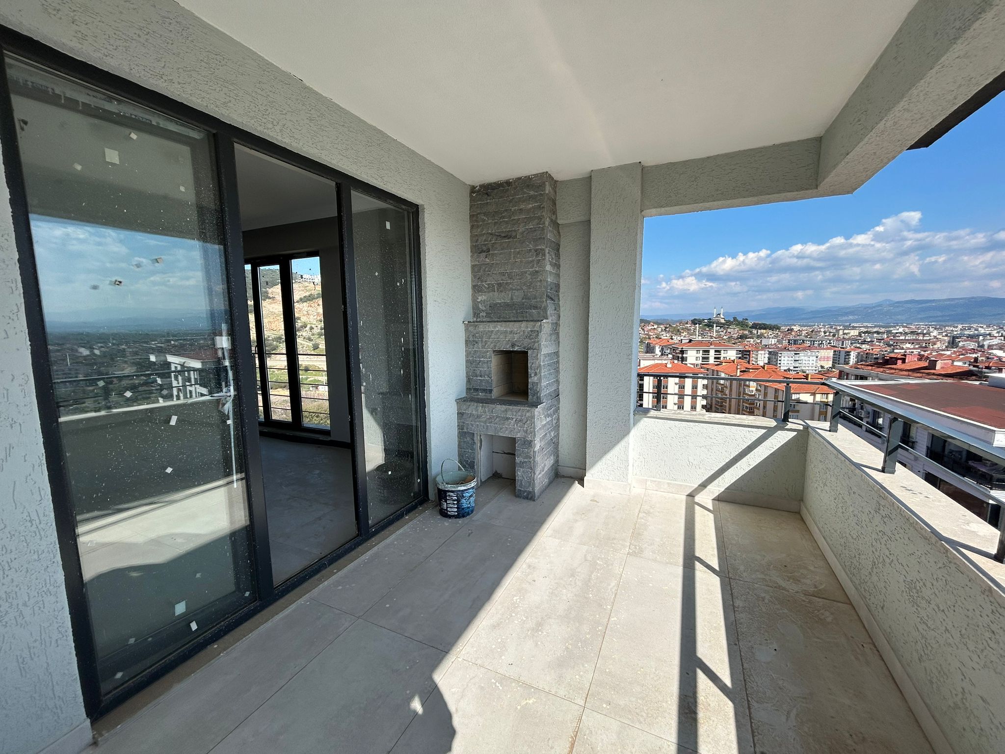 Edremit Atatürk Mahallesi’nde Eşsiz Deniz & Şehir Manzaralı 3+1 Lüks Kiralık Daire!