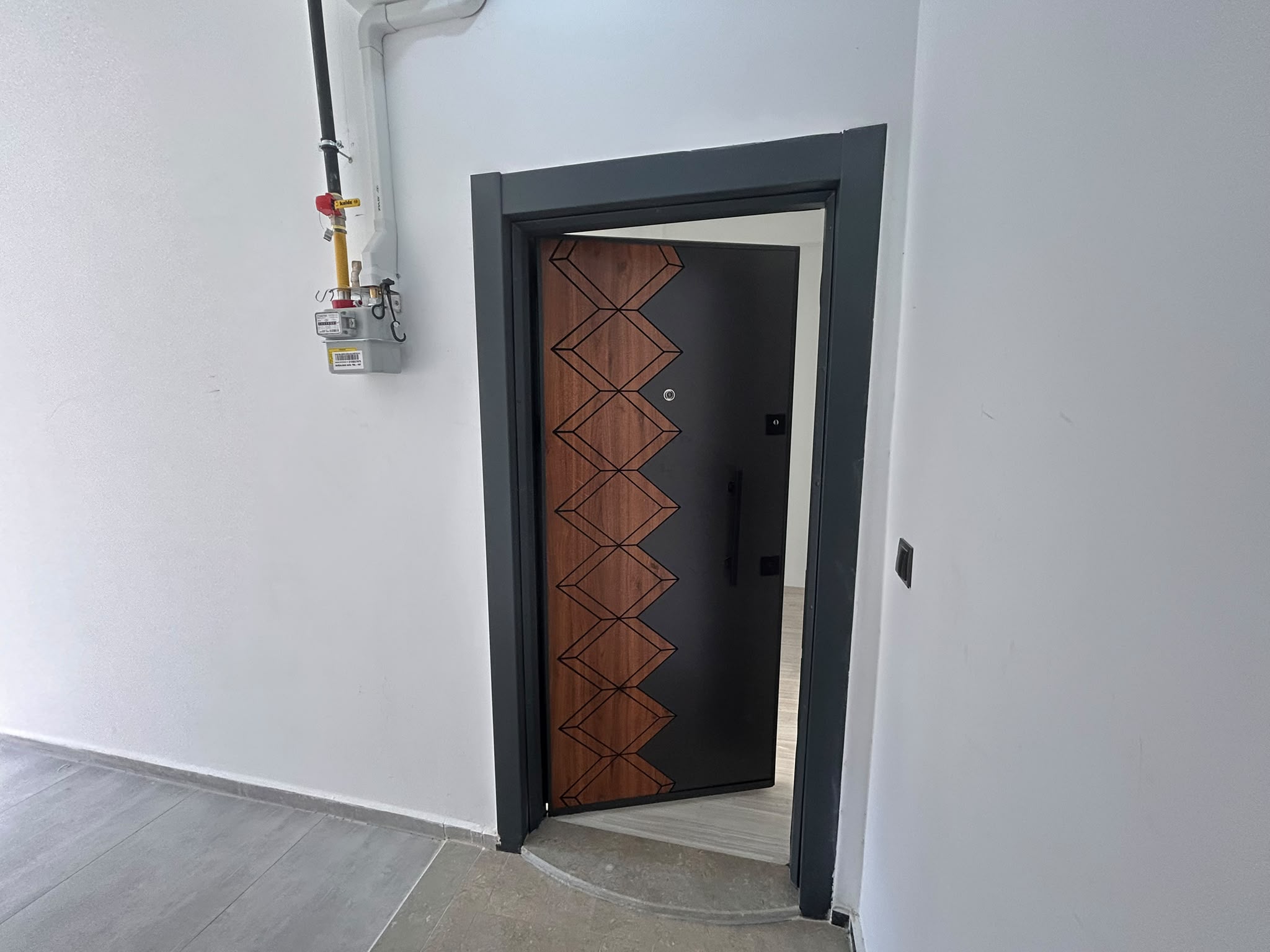 CUMHURİYET MAHALLESİNDE SATILIK 1+1 DAİRE