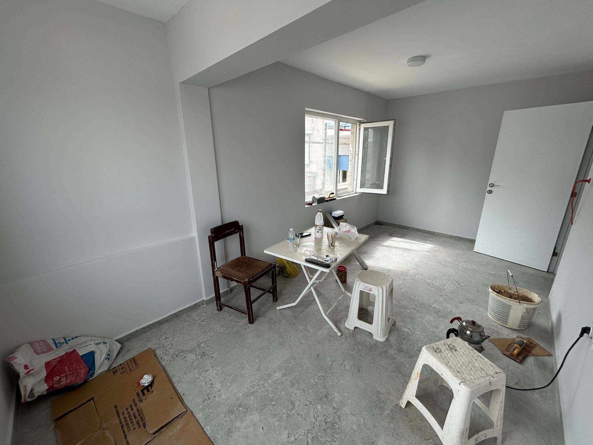 AKÇAY’DA DENİZE 100M – SIFIR YENİLENMİŞ 2+1 TERASLI KİRALIK DAİRE