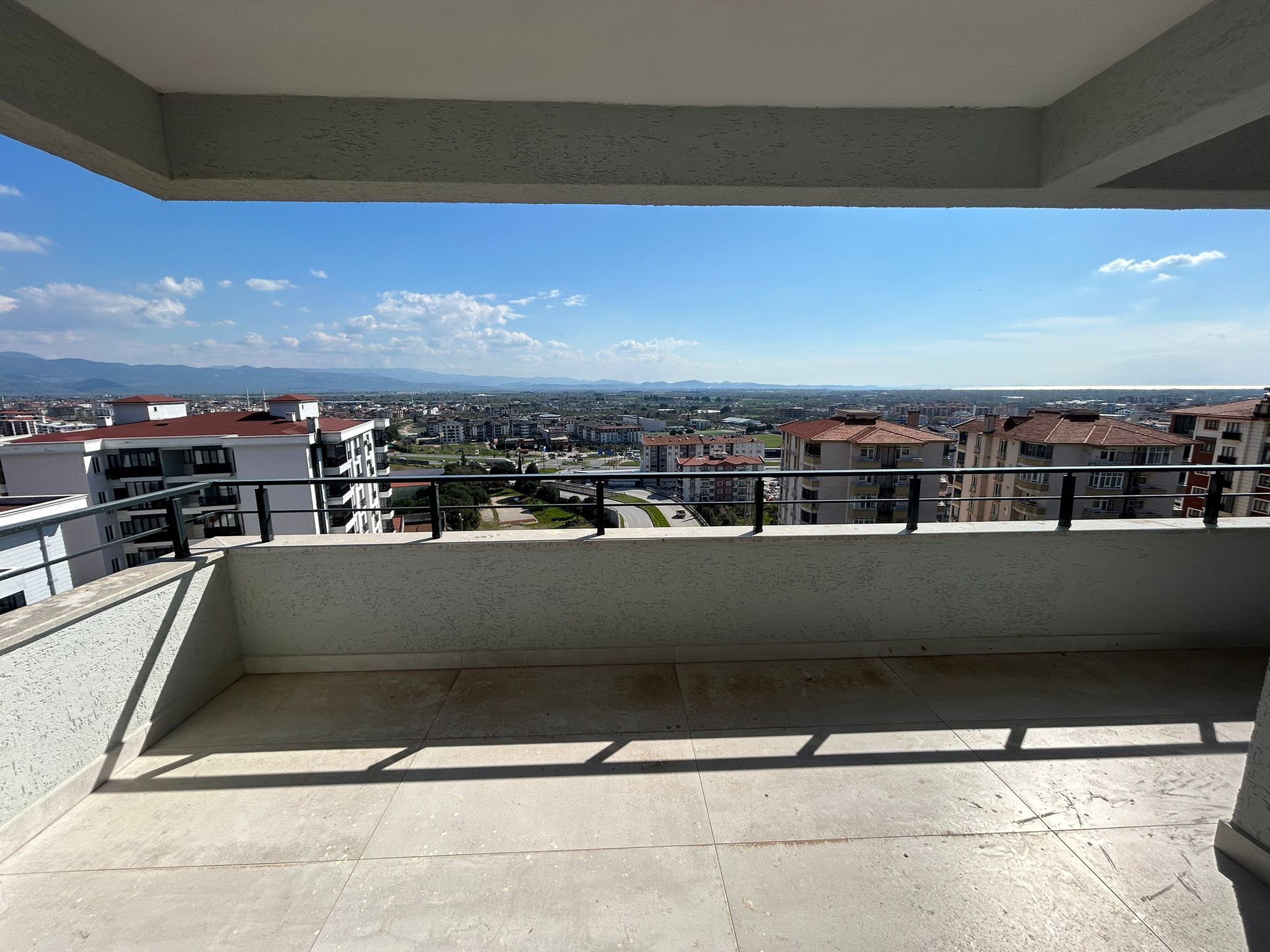 Edremit Atatürk Mahallesi’nde Eşsiz Deniz & Şehir Manzaralı 3+1 Lüks Kiralık Daire!