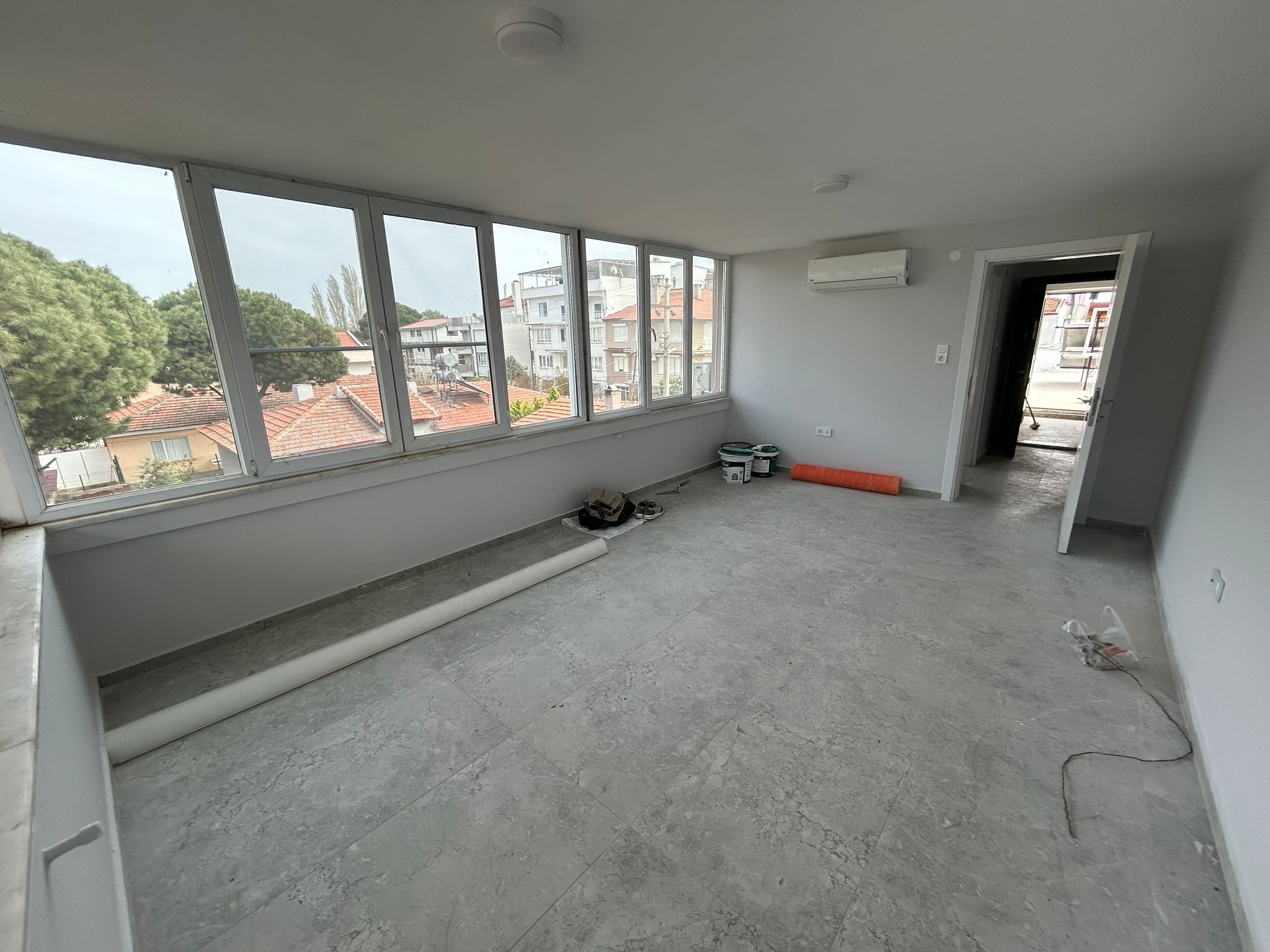 AKÇAY’DA DENİZE 100M – SIFIR YENİLENMİŞ 2+1 TERASLI KİRALIK DAİRE