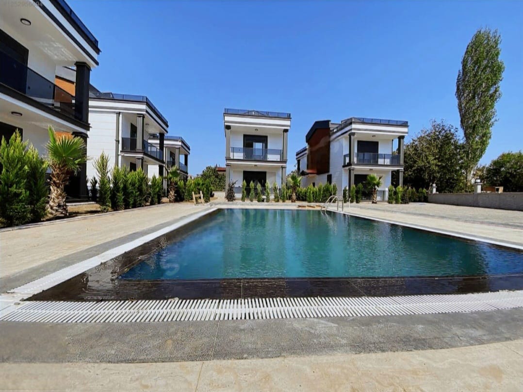 🏡 Hamidiye’de Havuzlu Site İçinde 3+1 Triplex Villa
