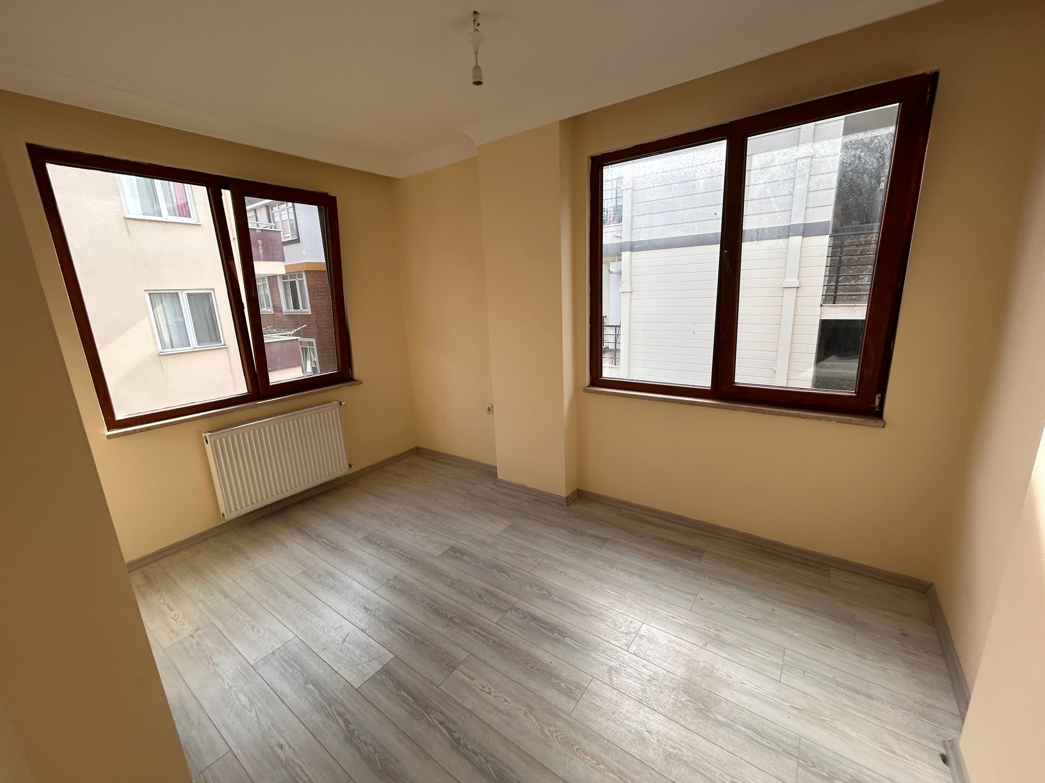 AKÇAY İKİZÇAY MAHALLESİNDE SATILIK ARA KAT 3+1 LÜKS DAİRE (EİDS NO. 1001423)
