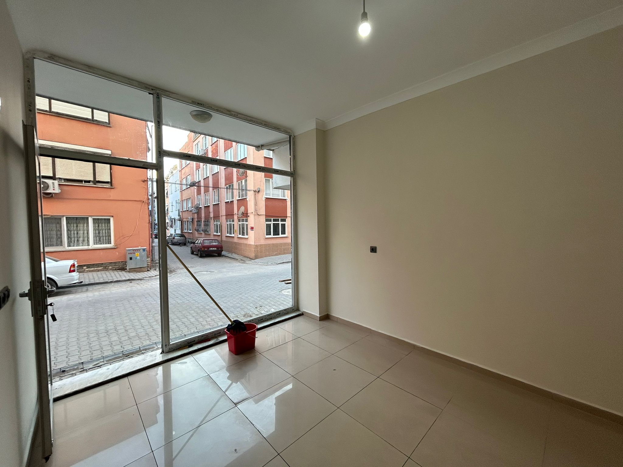 Cadde Üzerinde Satılık Dükkan