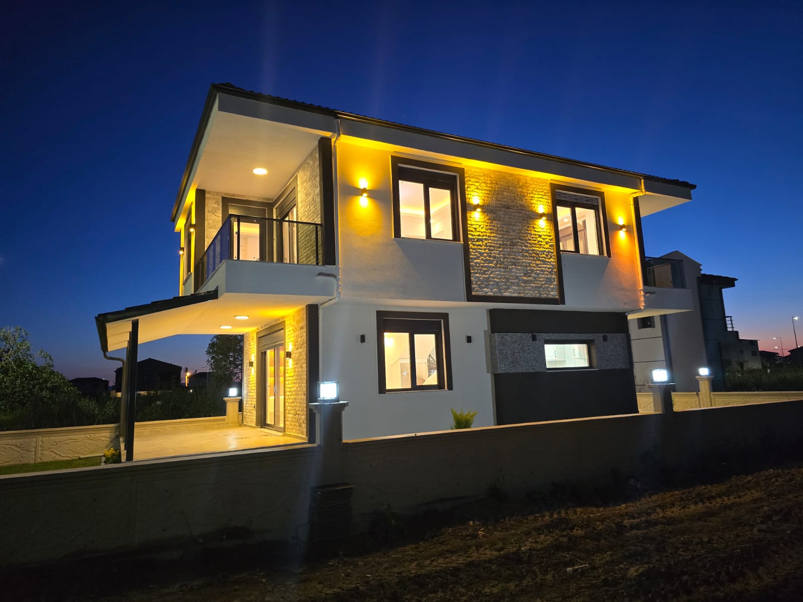 Ayvalık Altınova 'da Müstakil Satılık Villa