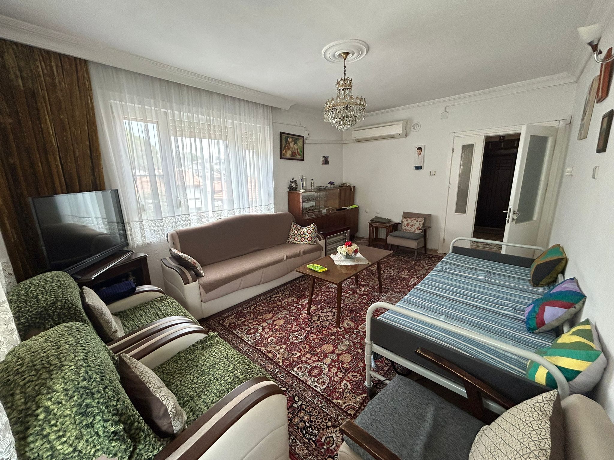 AKÇAY’IN KALBİNDE, DENİZE 100 METRE MESAFEDE 2+1 EŞYALI KİRALIK DAİRE!