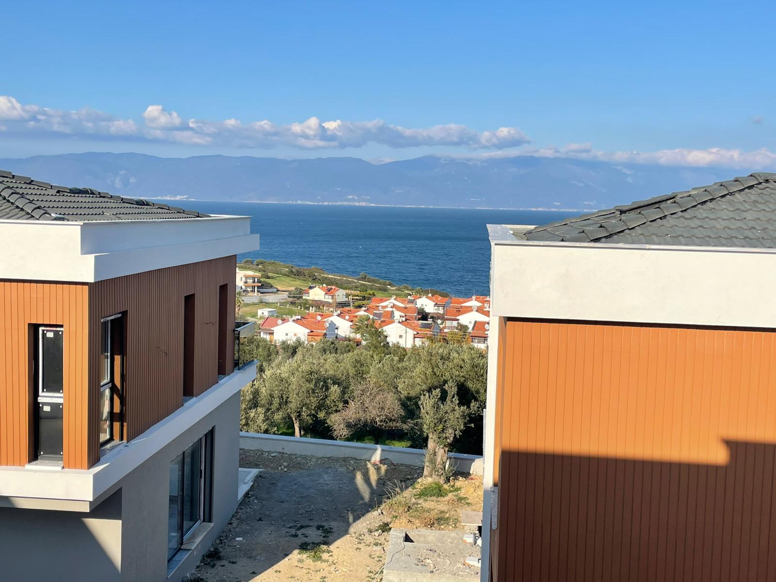 DENİZİ UYANDIĞINIZ AN GÖRÜN! KARAAĞAÇ SAHİLDE ÖZEL HAVUZLU 4+1 VİLLA