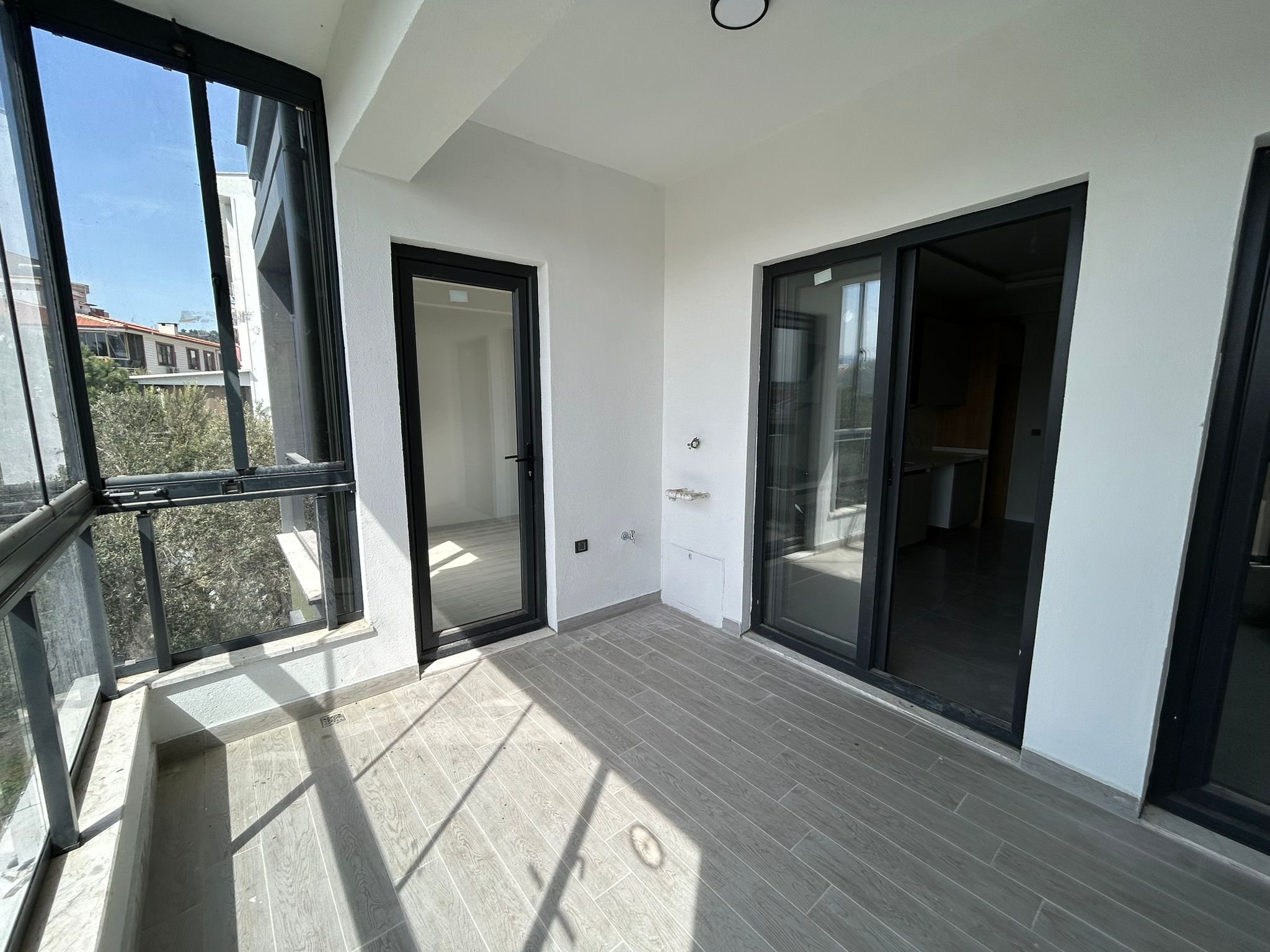 KADIKÖY’DE ÖZEL KÖRFEZ HASTANESİ YANI SATILIK 3+1 ARAKAT DAİRE