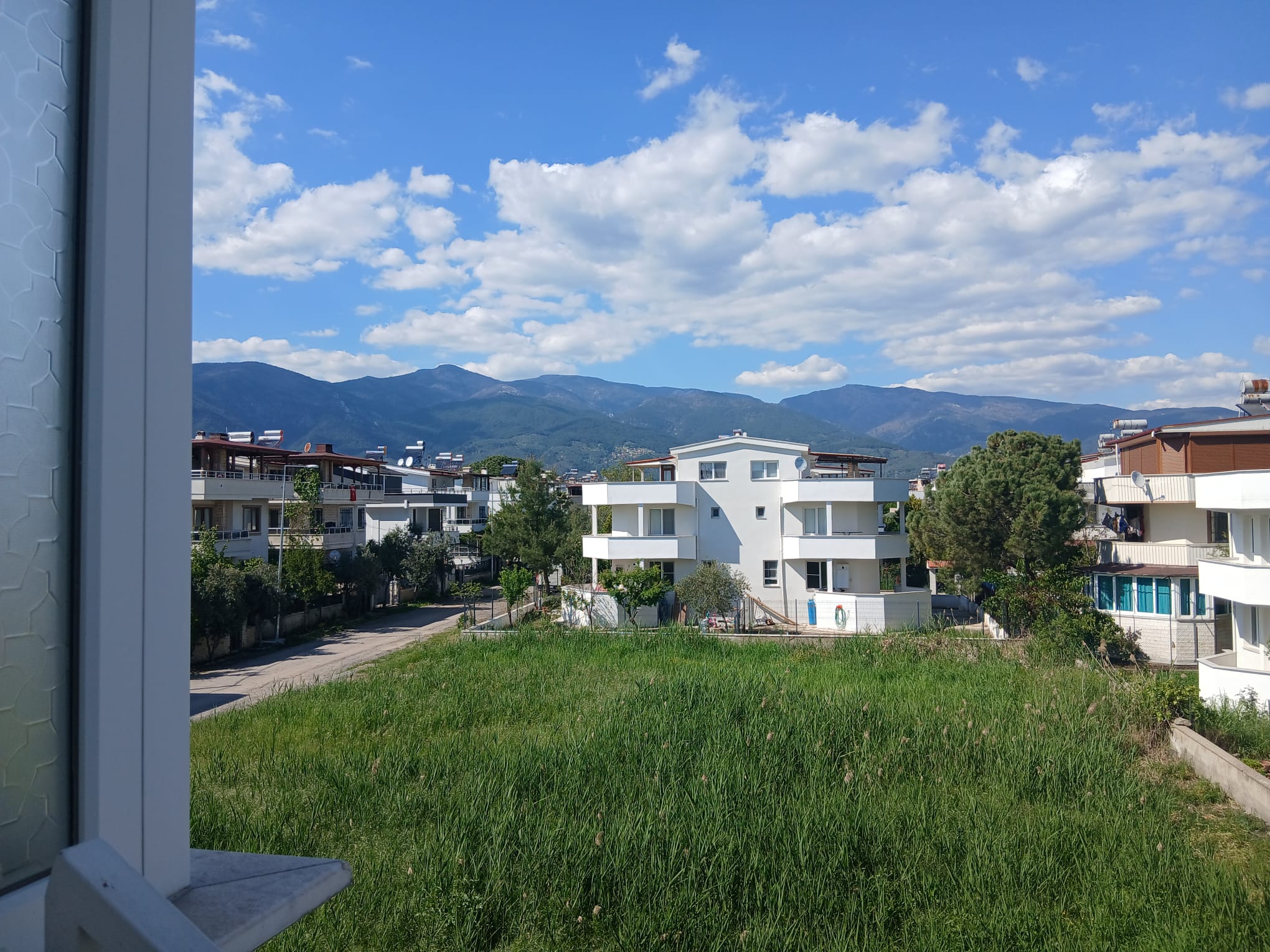 AKÇAY GÜRE’DE, ANA YOL ÜZERİNDE KOMPLE SATILIK BİNA HARİKA YATIRIM FIRSATI!