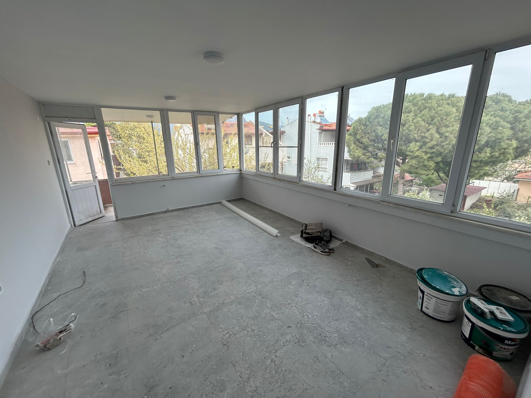 AKÇAY’DA DENİZE 100M – SIFIR YENİLENMİŞ 2+1 TERASLI KİRALIK DAİRE