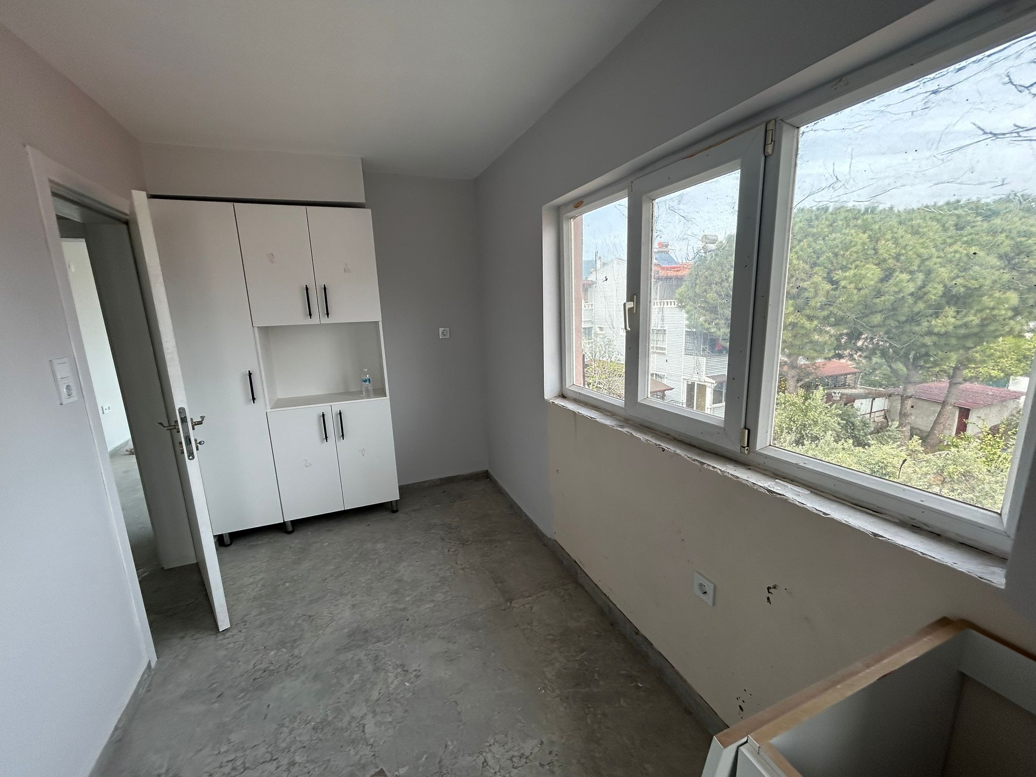 AKÇAY’DA DENİZE 100M – SIFIR YENİLENMİŞ 2+1 TERASLI KİRALIK DAİRE