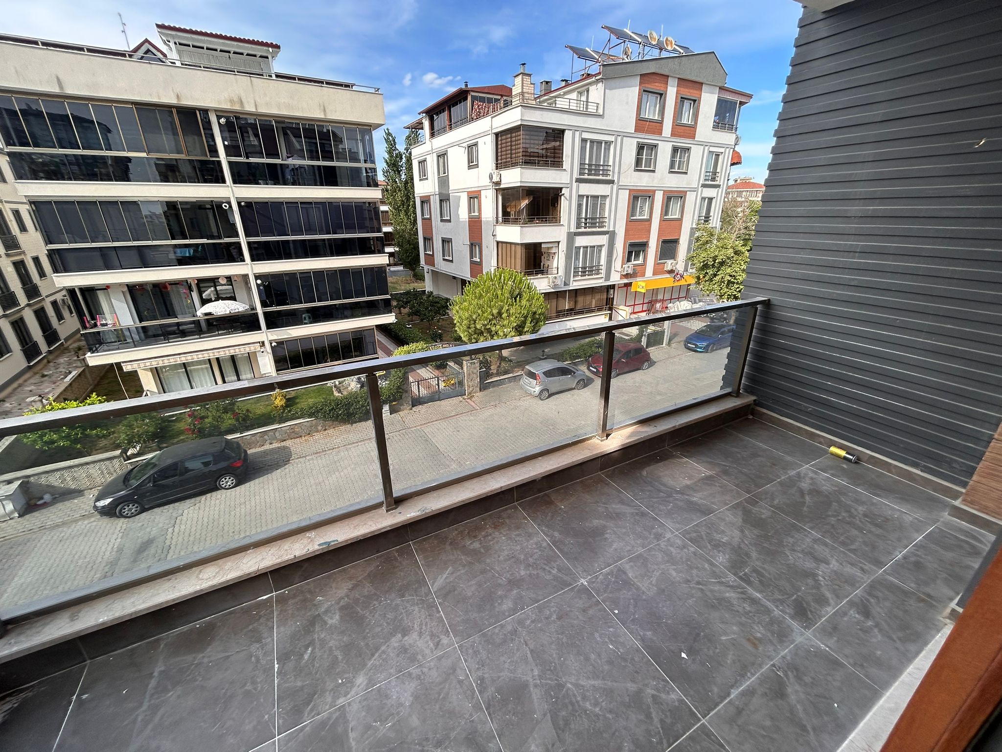 AKÇAY İKİZÇAY MAHALLESİNDE SATILIK ARA KAT 3+1 LÜKS DAİRE (EİDS NO. 1001423)