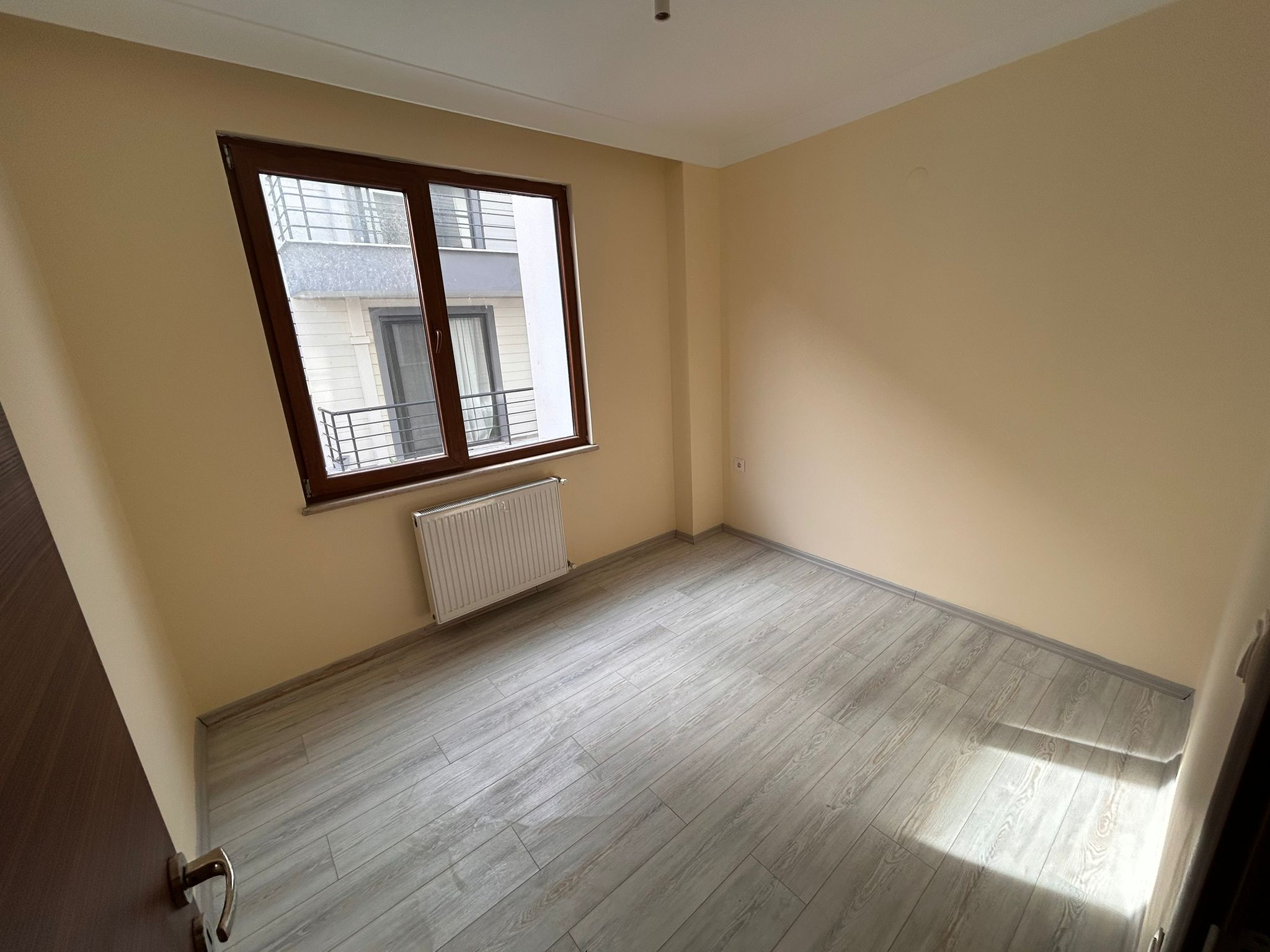 AKÇAY İKİZÇAY MAHALLESİNDE SATILIK ARA KAT 3+1 LÜKS DAİRE (EİDS NO. 1001423)