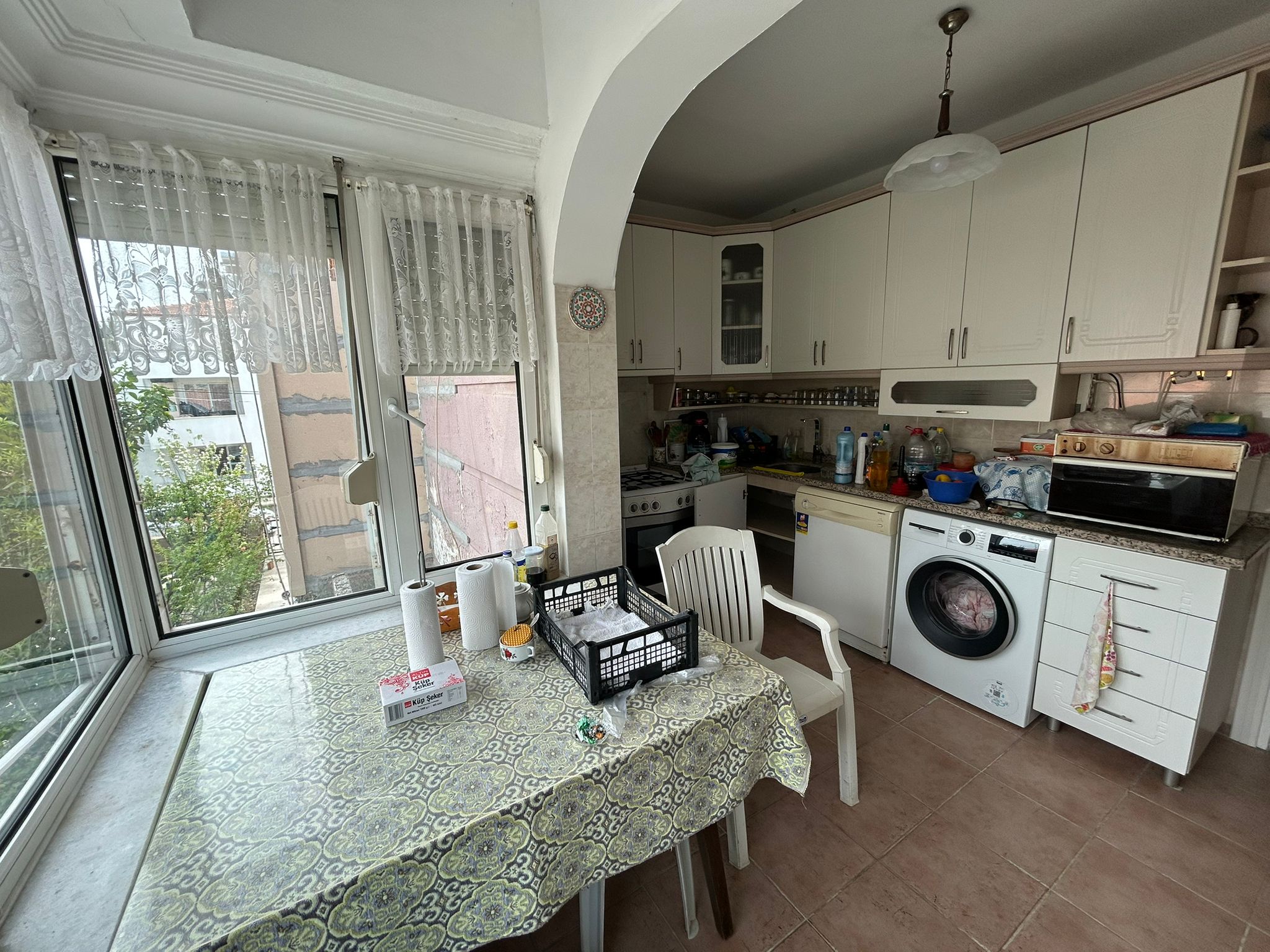 AKÇAY’IN KALBİNDE, DENİZE 100 METRE MESAFEDE 2+1 EŞYALI KİRALIK DAİRE!