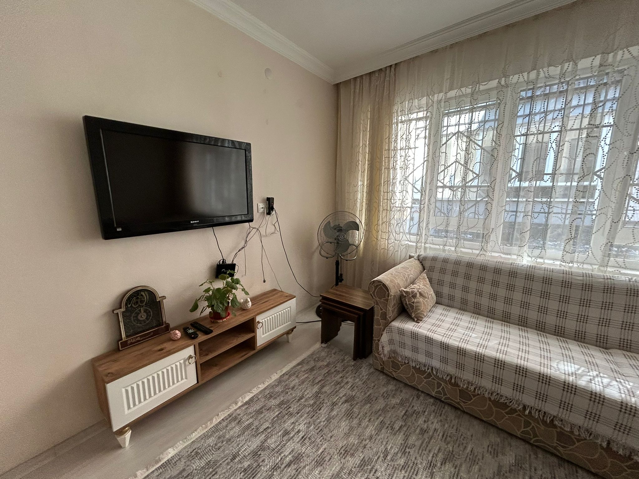 GAZİİLYAS MAHALLESİNDE EŞYALI BAHÇELİ KİRALIK 2+1 DAİRE