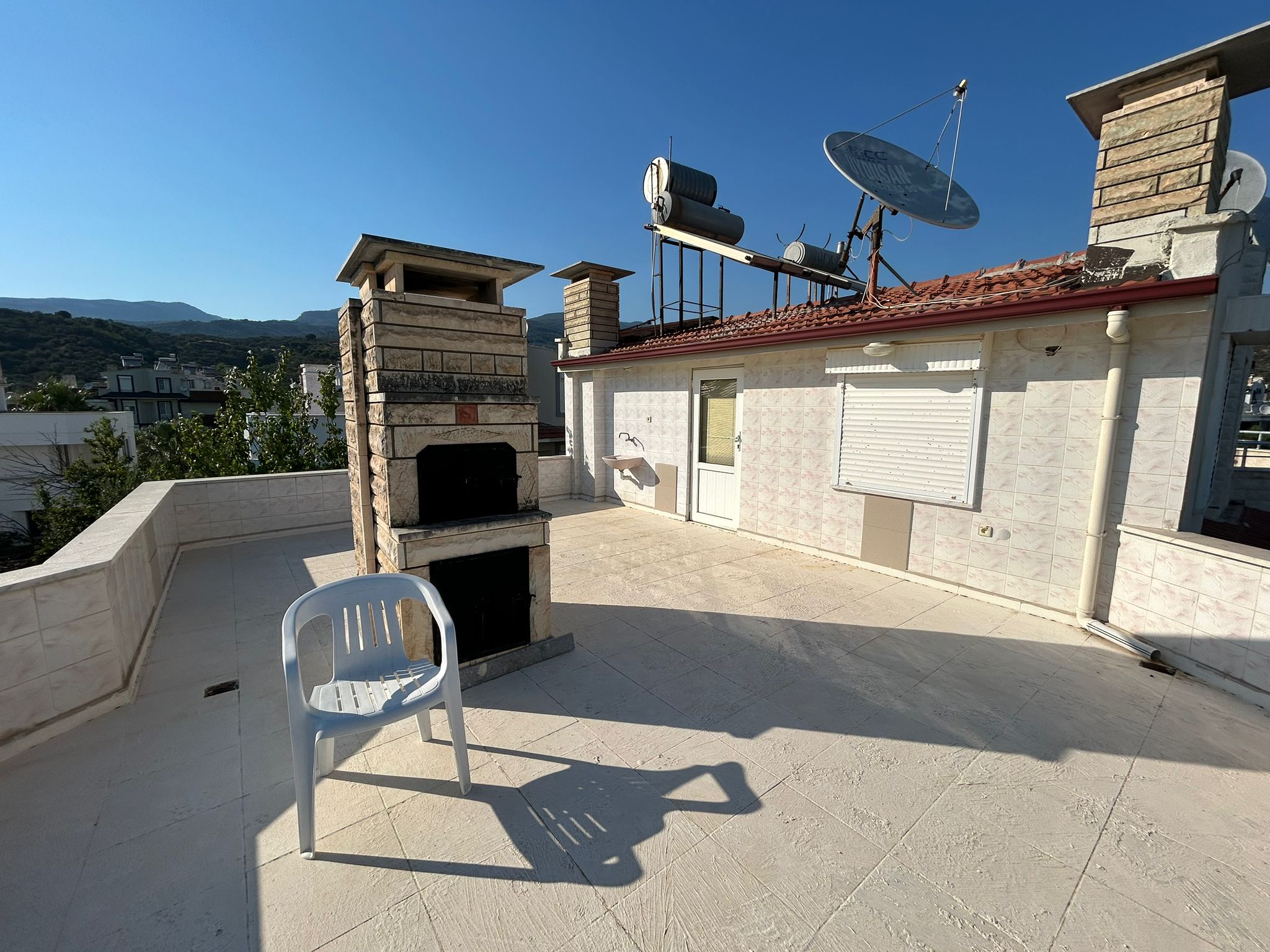 GÜRE'DE SİTE İÇERİSİNDE SATILIK 4+1 TRİPLEKS VİLLA