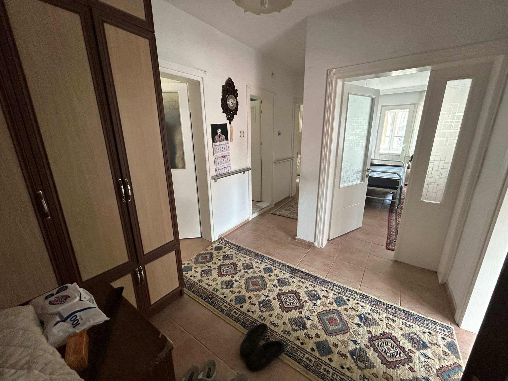 AKÇAY’IN KALBİNDE, DENİZE 100 METRE MESAFEDE 2+1 EŞYALI KİRALIK DAİRE!