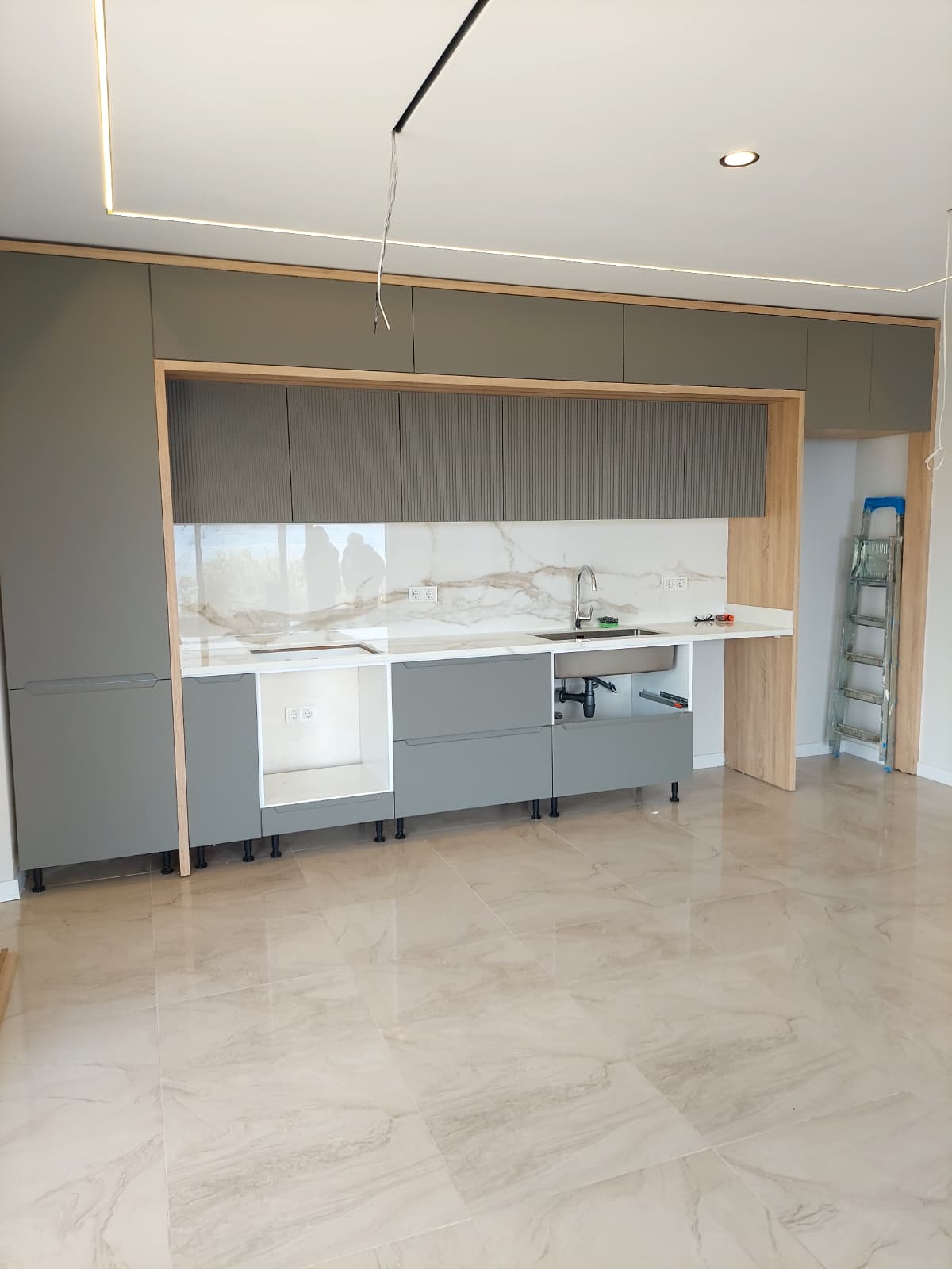 DENİZİ UYANDIĞINIZ AN GÖRÜN! KARAAĞAÇ SAHİLDE ÖZEL HAVUZLU 4+1 VİLLA