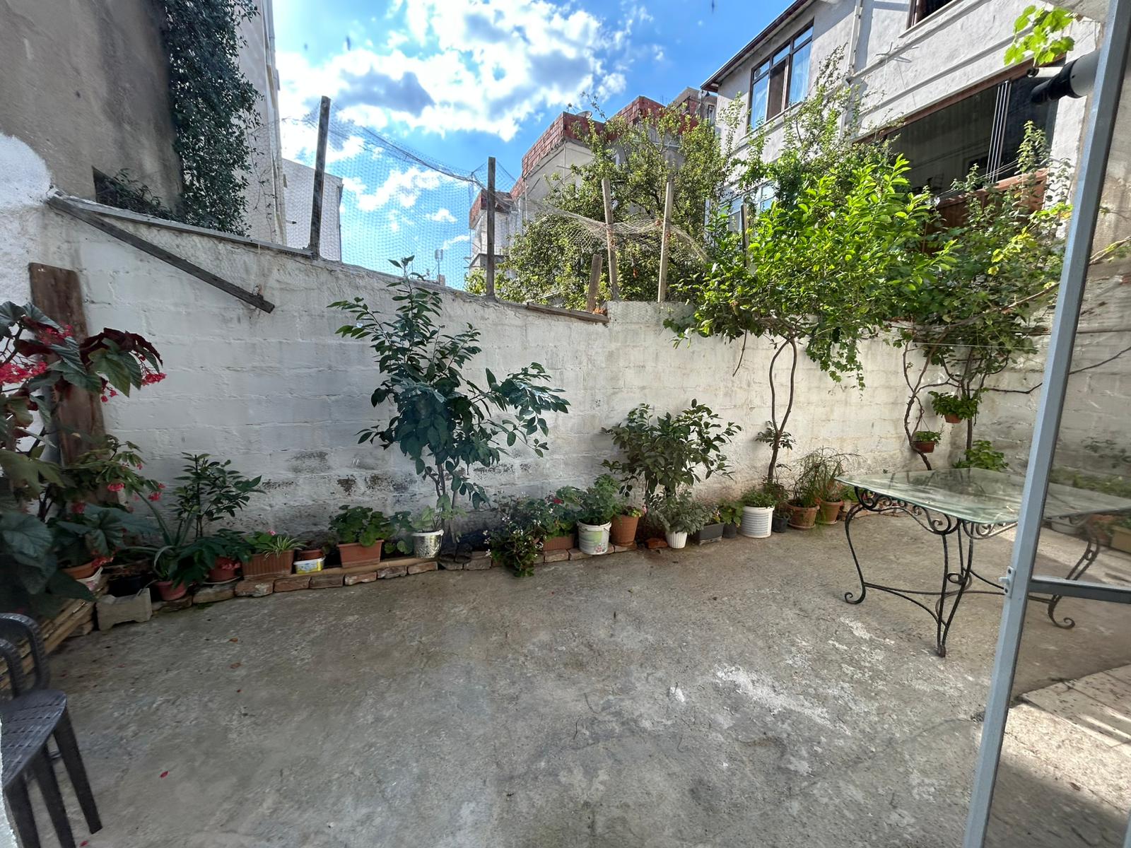 GAZİİLYAS MAHALLESİNDE EŞYALI BAHÇELİ KİRALIK 2+1 DAİRE