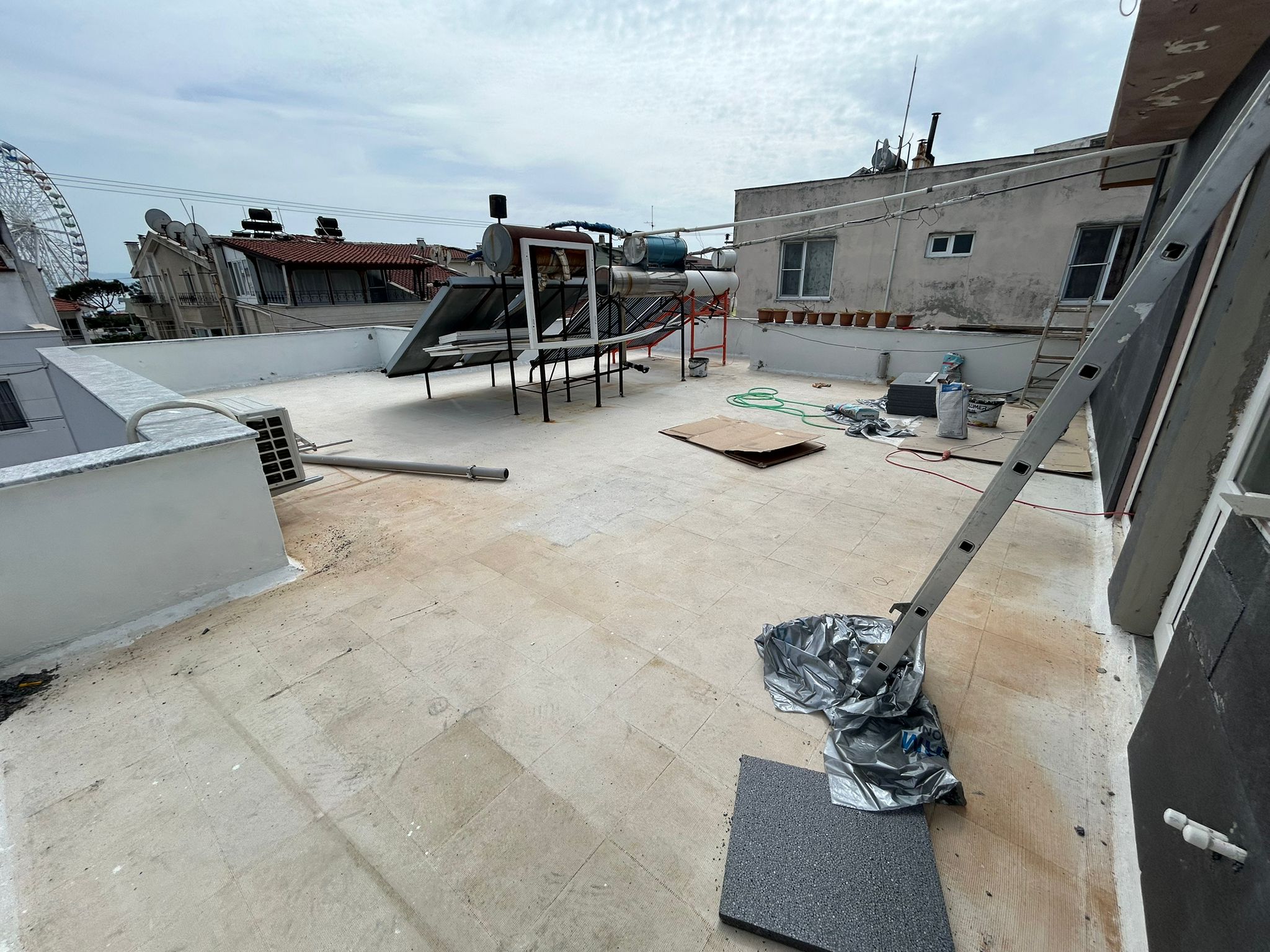 AKÇAY’DA DENİZE 100M – SIFIR YENİLENMİŞ 2+1 TERASLI KİRALIK DAİRE