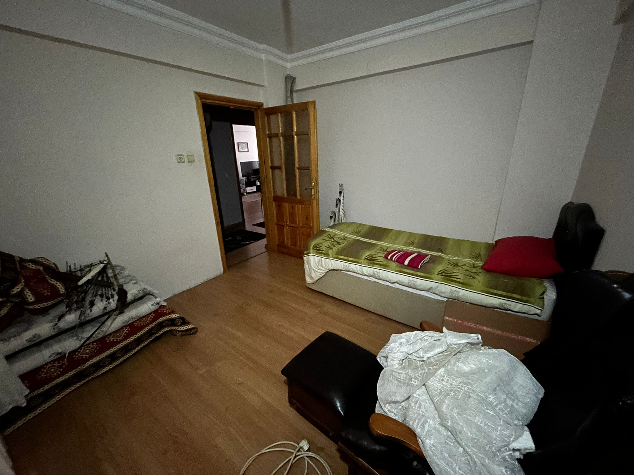 Eşyaları Hazır, Konforu Tam: Cumhuriyet Mahallesi’nde 2+1 Ara Kat