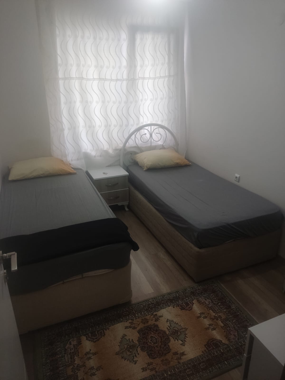 AKÇAY ALTINKUM'DA DENİZE 300 METRE EŞYALI 2+1 KİRALIK DAİRE (GÜNLÜK KİRALIK )