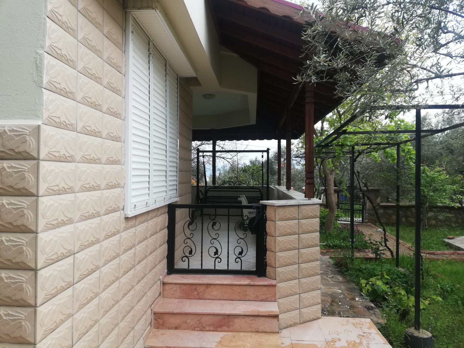 GÜRE'DE SİTE İÇERİSİNDE SATILIK 4+1 TRİPLEKS VİLLA