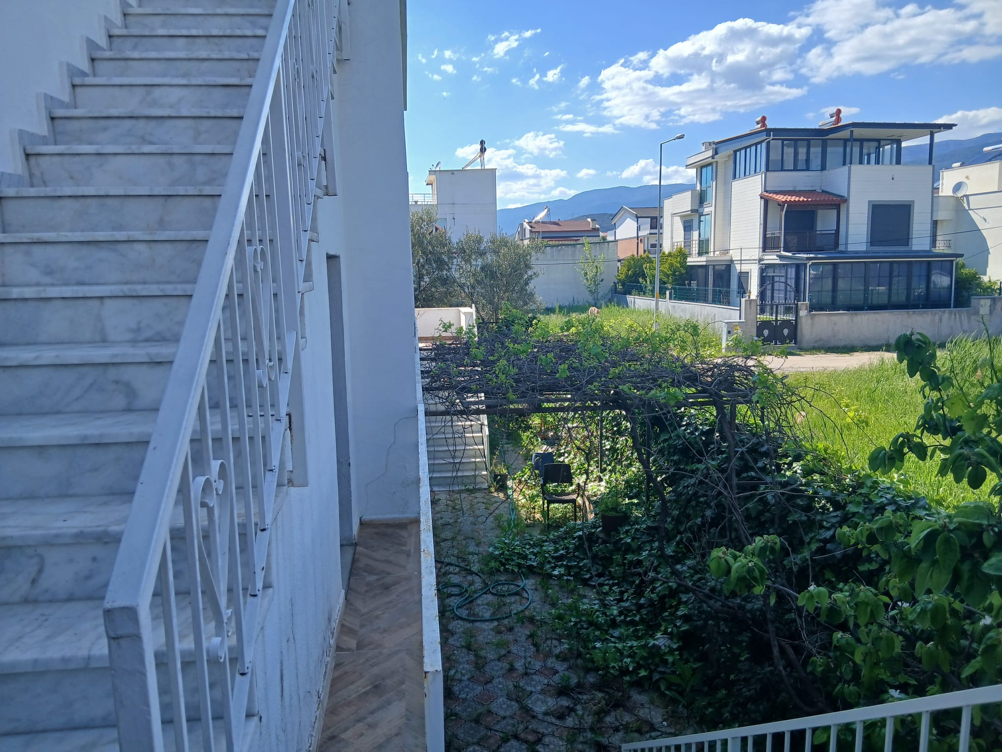 AKÇAY GÜRE’DE, ANA YOL ÜZERİNDE KOMPLE SATILIK BİNA HARİKA YATIRIM FIRSATI!