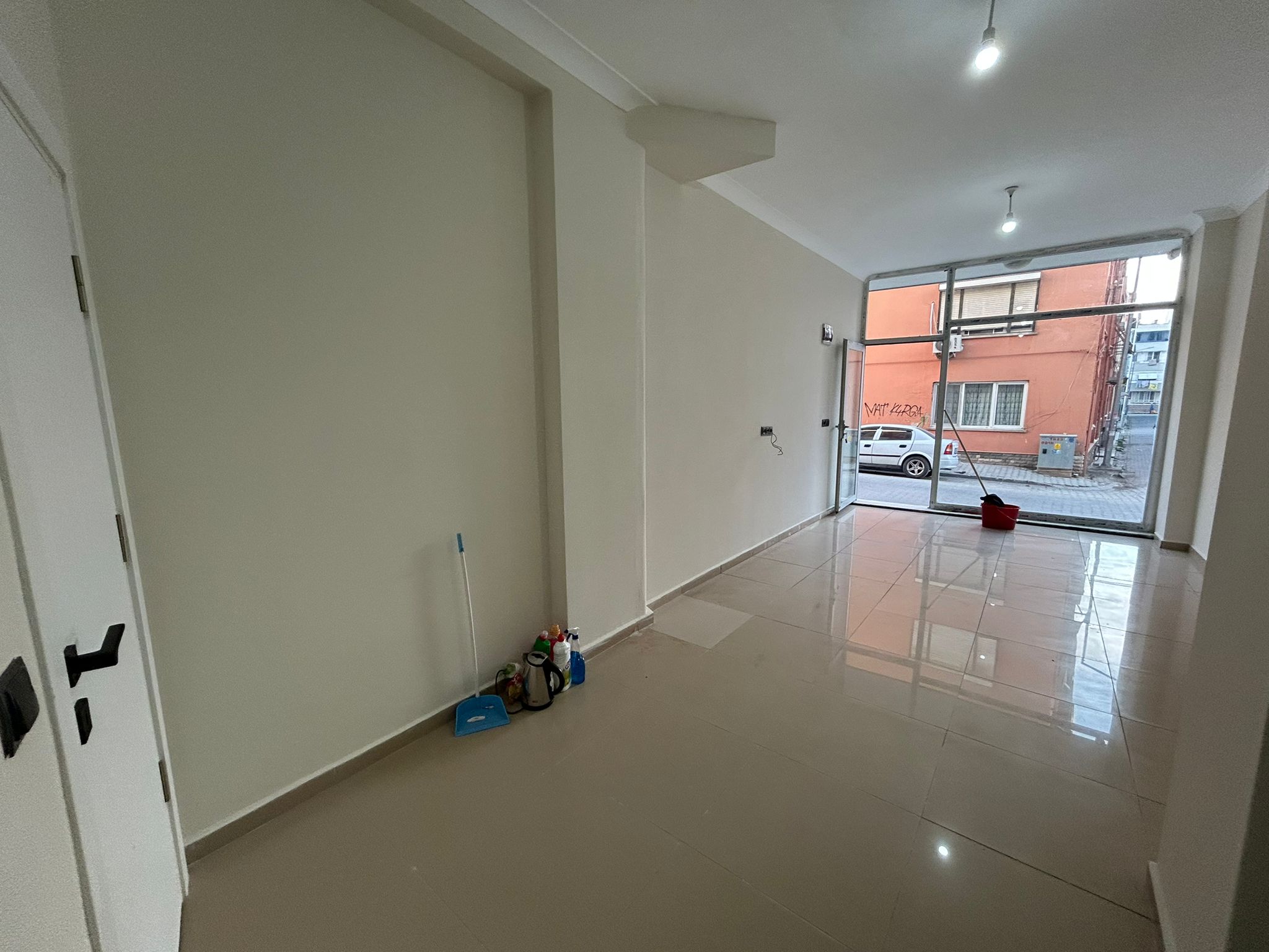 Cadde Üzerinde Satılık Dükkan