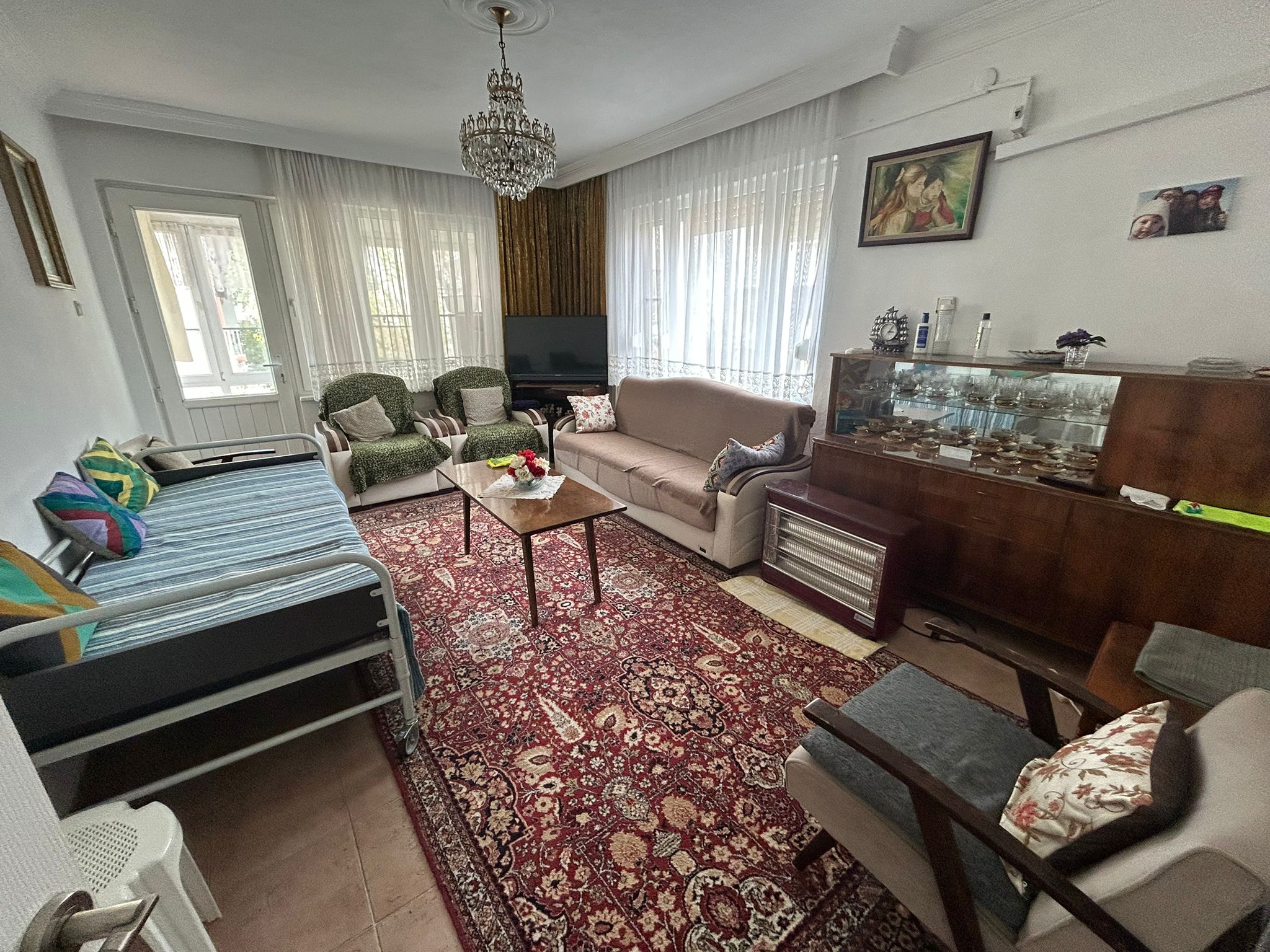 AKÇAY’IN KALBİNDE, DENİZE 100 METRE MESAFEDE 2+1 EŞYALI KİRALIK DAİRE!