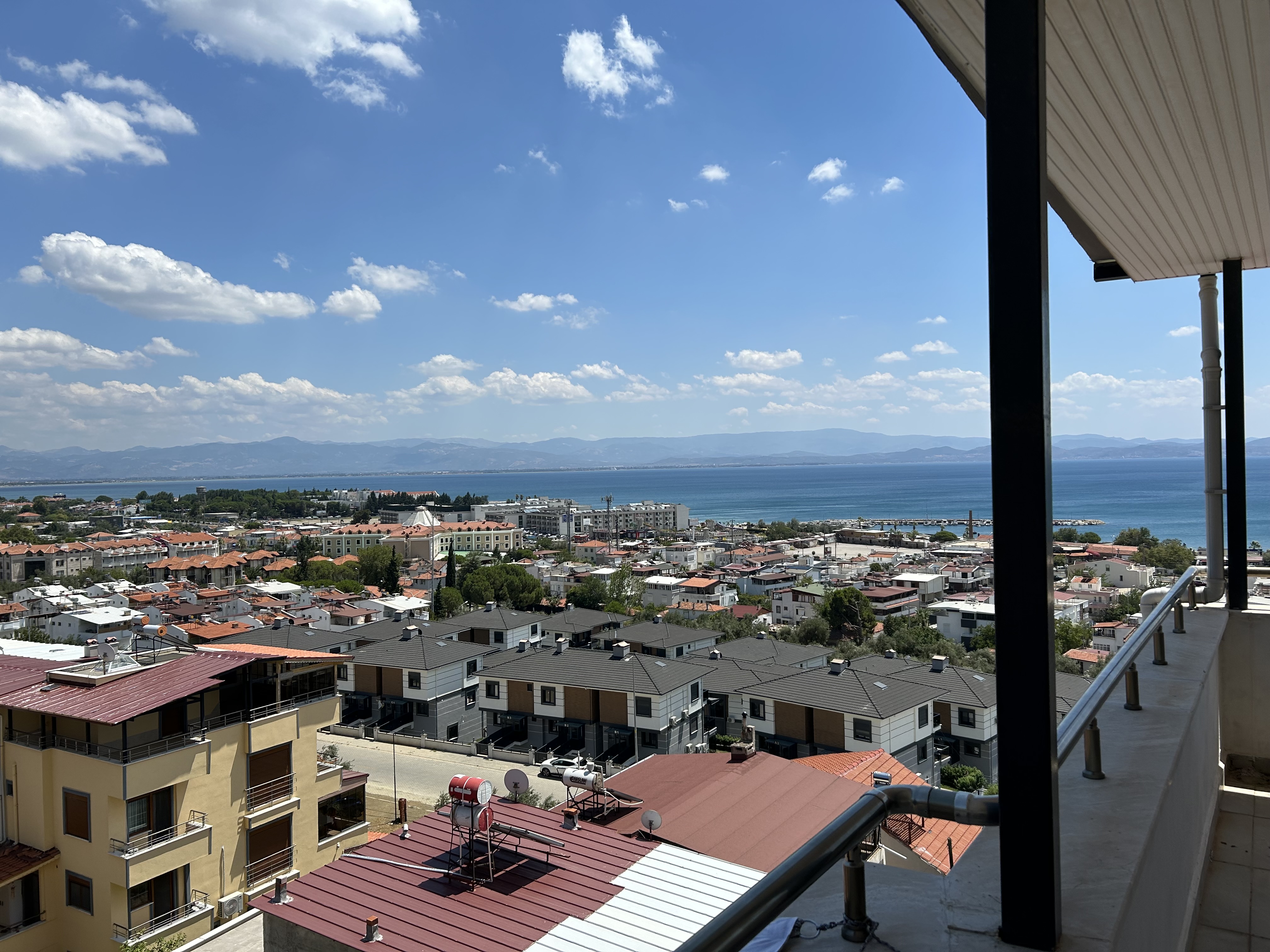 BALIKESİR EDREMİT GÜRE’DE KOMPLE SATILIK SIFIR APARTMAN – DENİZE 250M, EŞSİZ MANZARA!
