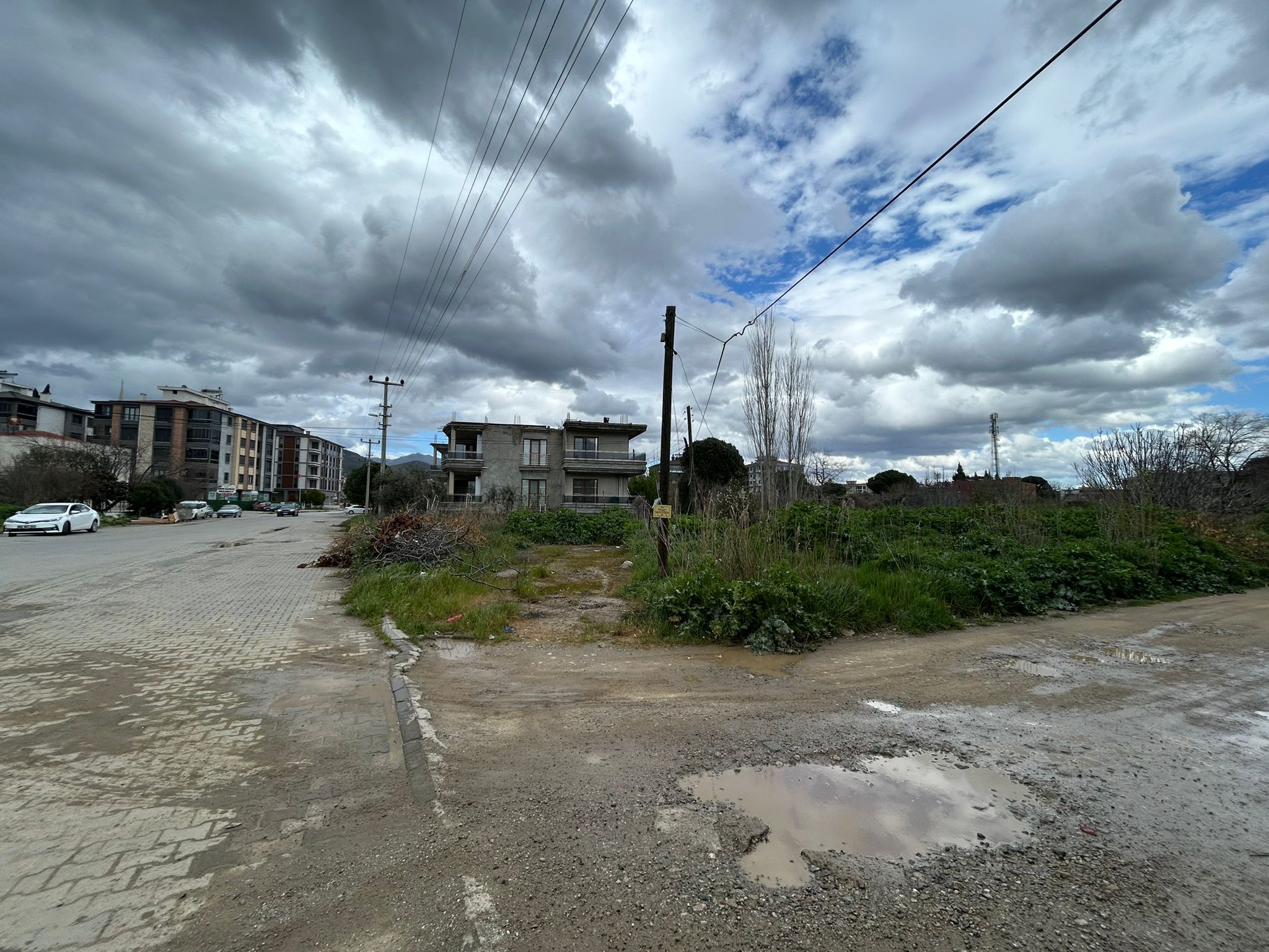 EDREMİT CENNETAYAĞI MAHALLESİNDE KÖŞE PARSEL SATILIK ARSA