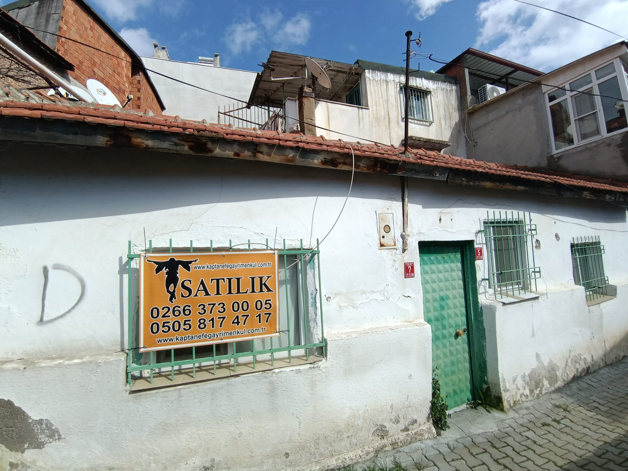 Edremit Hekimzade Mahallesinde Satılık Avlulu Kerpiç Ev