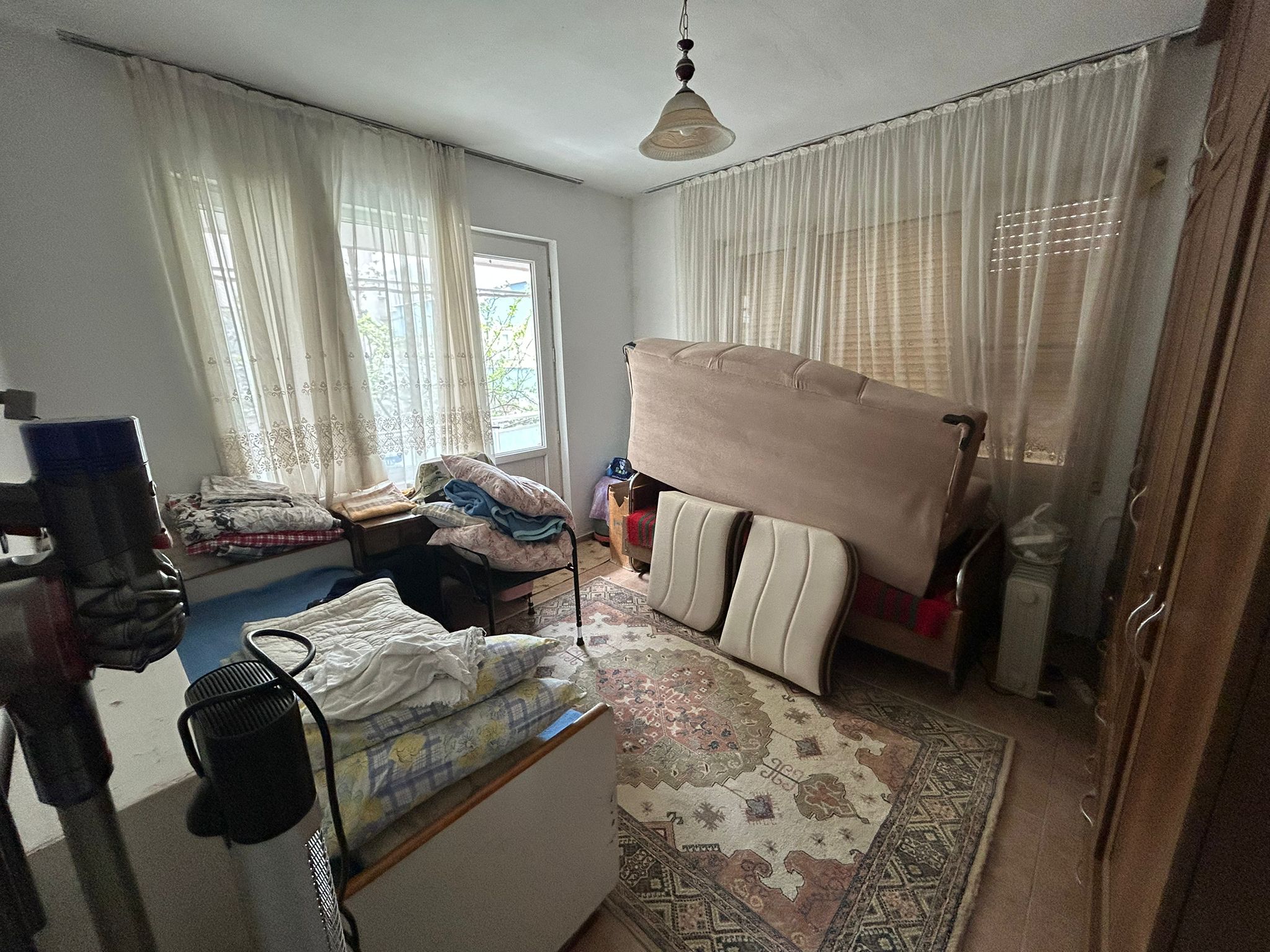 AKÇAY’IN KALBİNDE, DENİZE 100 METRE MESAFEDE 2+1 EŞYALI KİRALIK DAİRE!