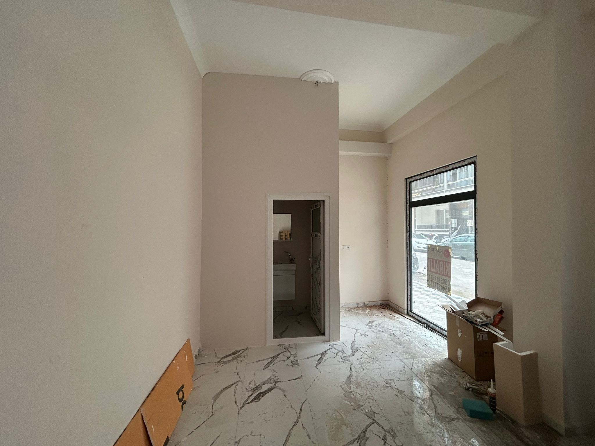 İnönü Caddesinde Kiralık 25 M2 Dükkan