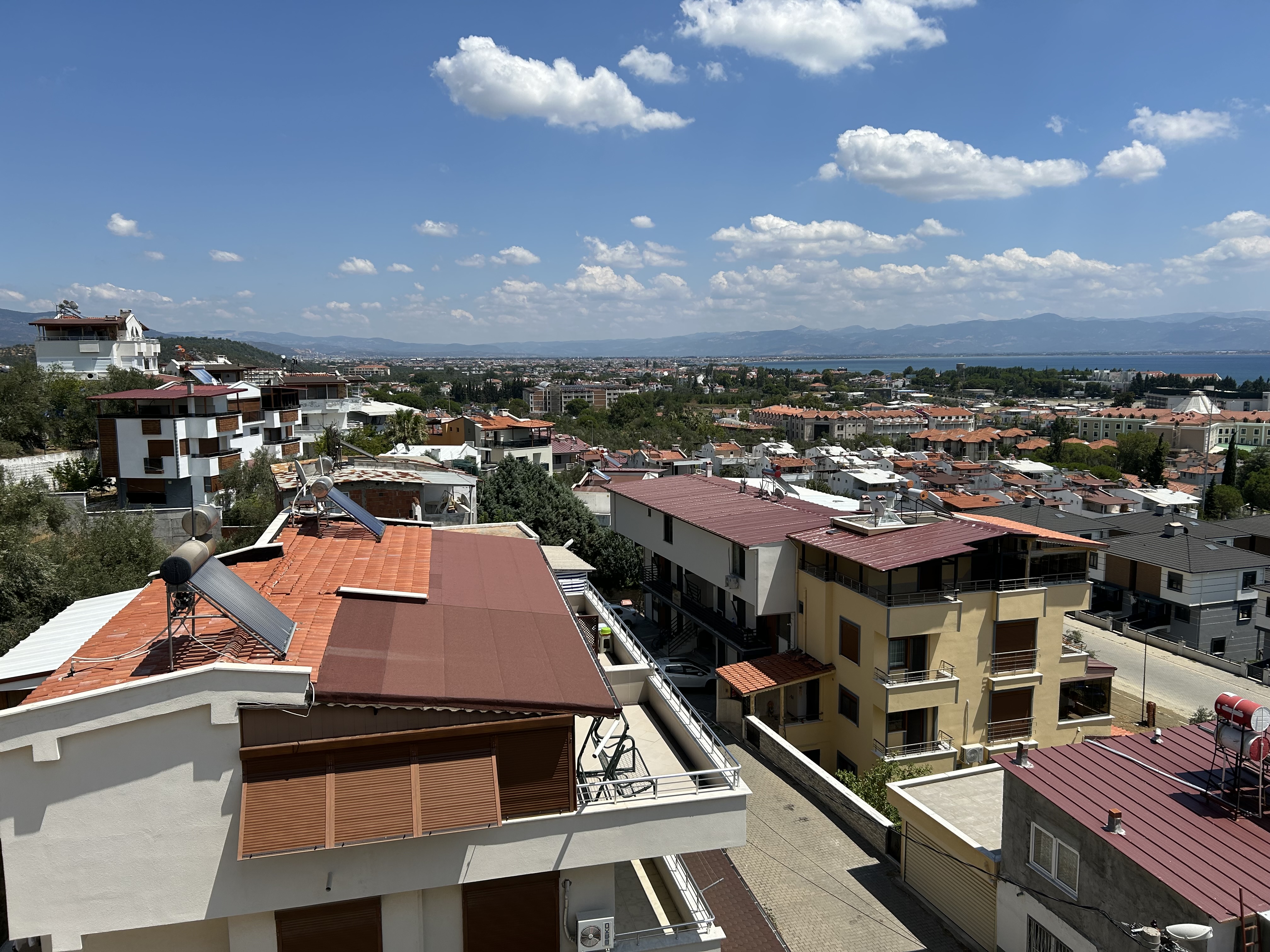 BALIKESİR EDREMİT GÜRE’DE KOMPLE SATILIK SIFIR APARTMAN – DENİZE 250M, EŞSİZ MANZARA!