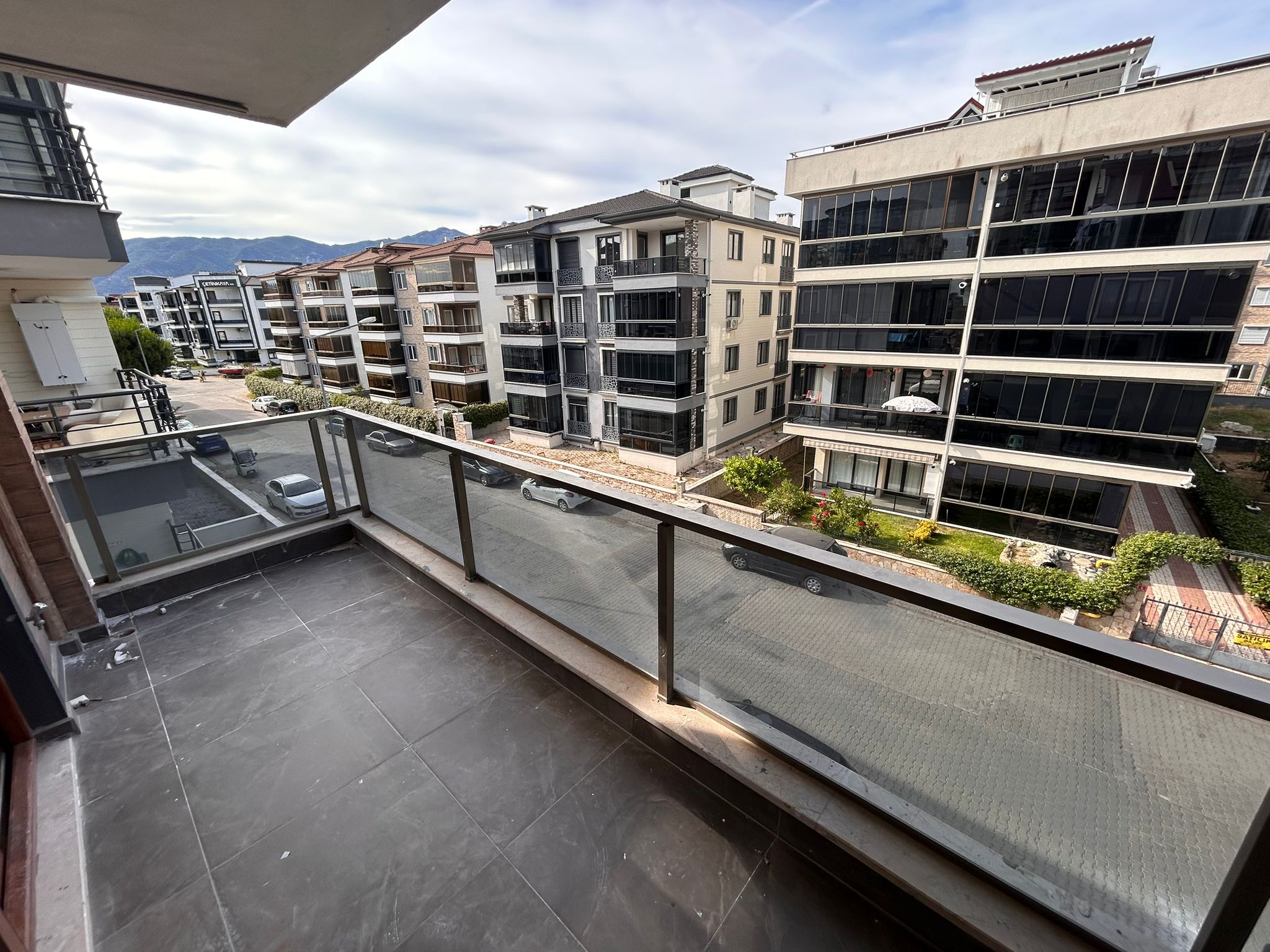 AKÇAY İKİZÇAY MAHALLESİNDE SATILIK ARA KAT 3+1 LÜKS DAİRE (EİDS NO. 1001423)